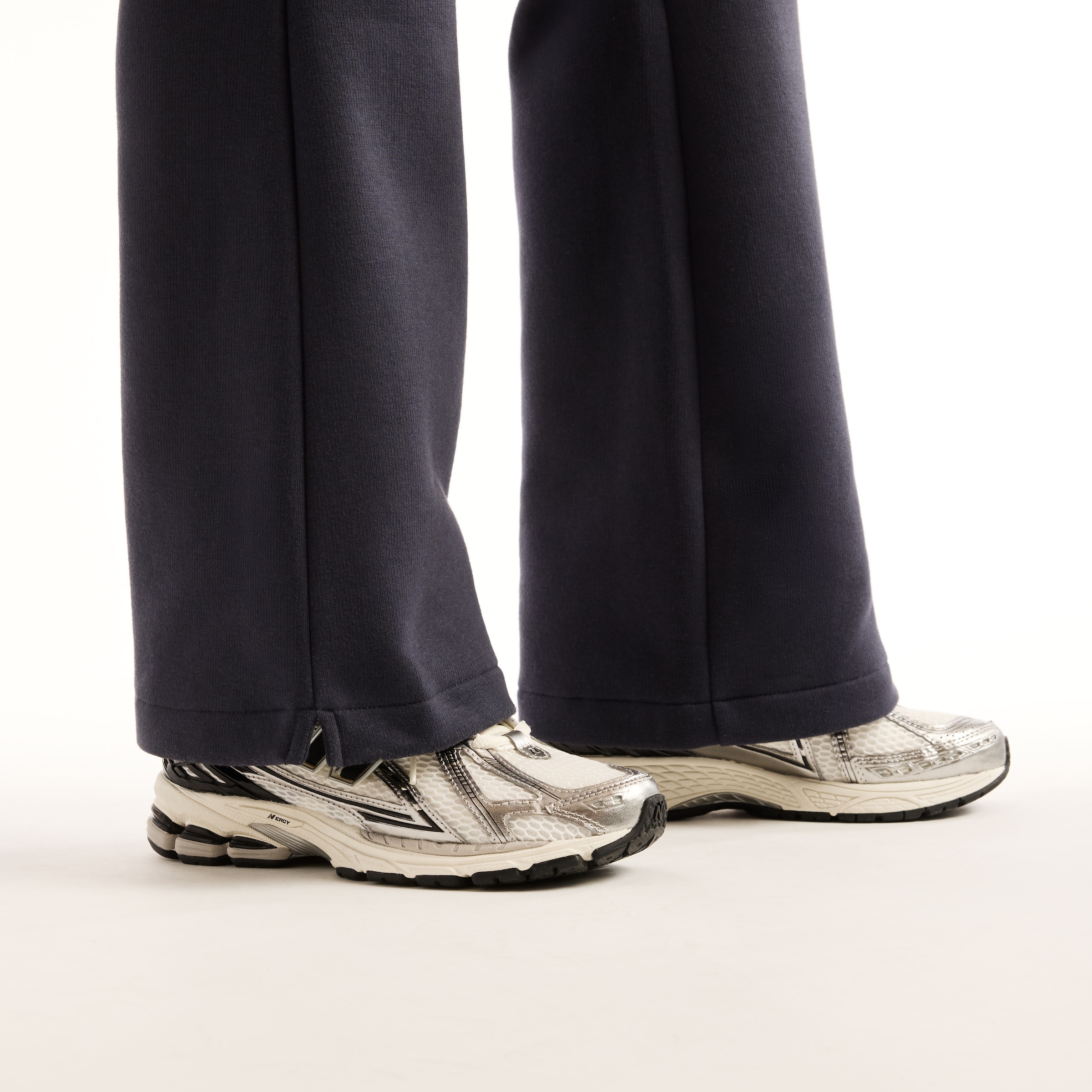 New Balance Pantalon sweat »REIMAGINED FLEECE PANT«  pour adultes, forme pantalon longue, avec lignes claires
