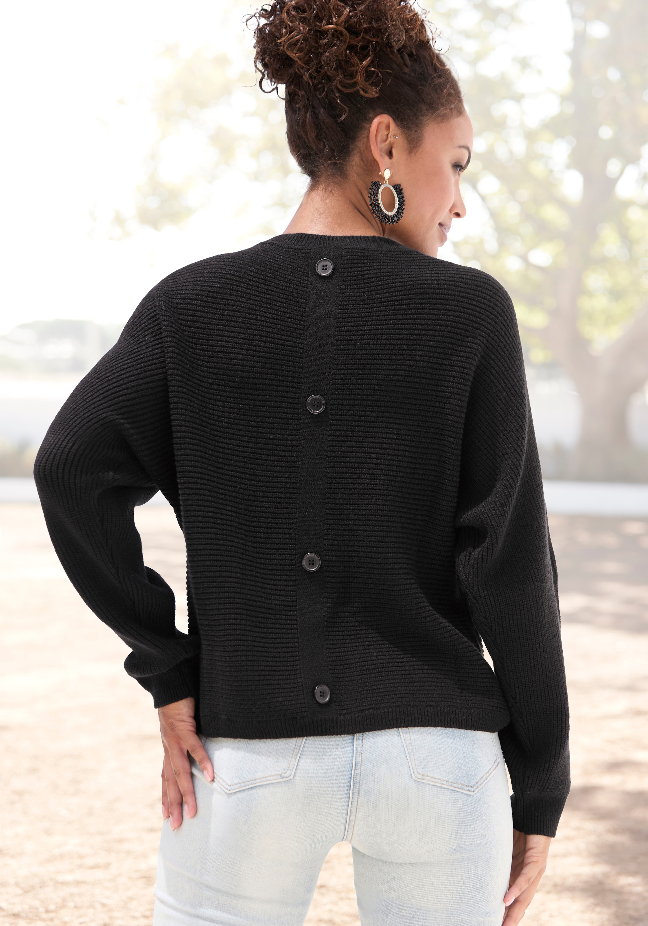 Image of LASCANA Rundhalspullover "aus Rippstrick mit Zierknöpfen am Rücken" lässiger Fledermauspullover, lockerer Strickpullover, Oversize