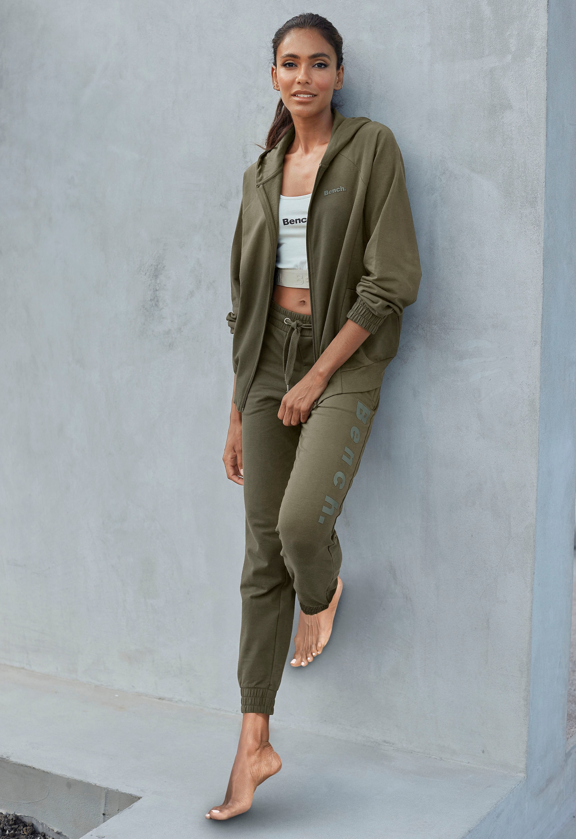 Bench. Loungewear Kapuzensweatjacke, mit sportlichen Teilungsnähten, Loungeanzug