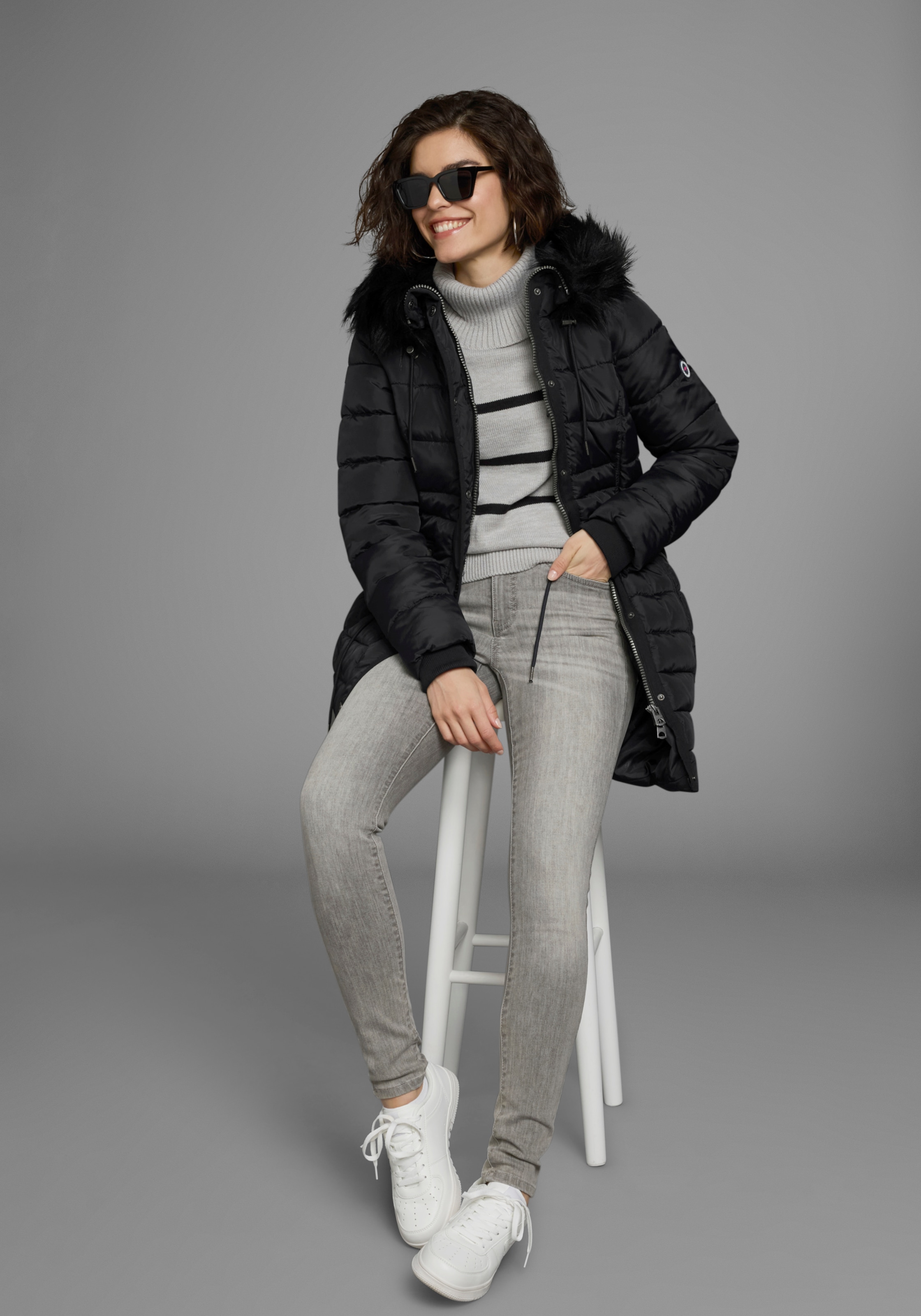 KangaROOS Steppjacke, mit Kapuze, figurbetonter Schnitt, mit Reissverschlusstaschen