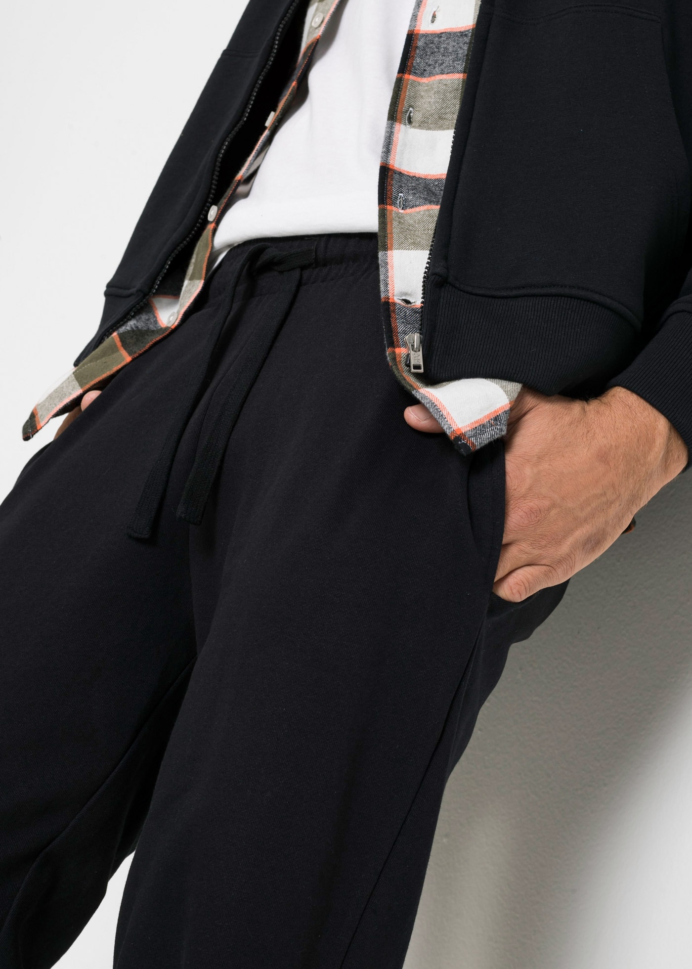 bonprix Pantalon de jogging  aus Baumwolle und Polyester, mit elastischen Bündchen am Saum