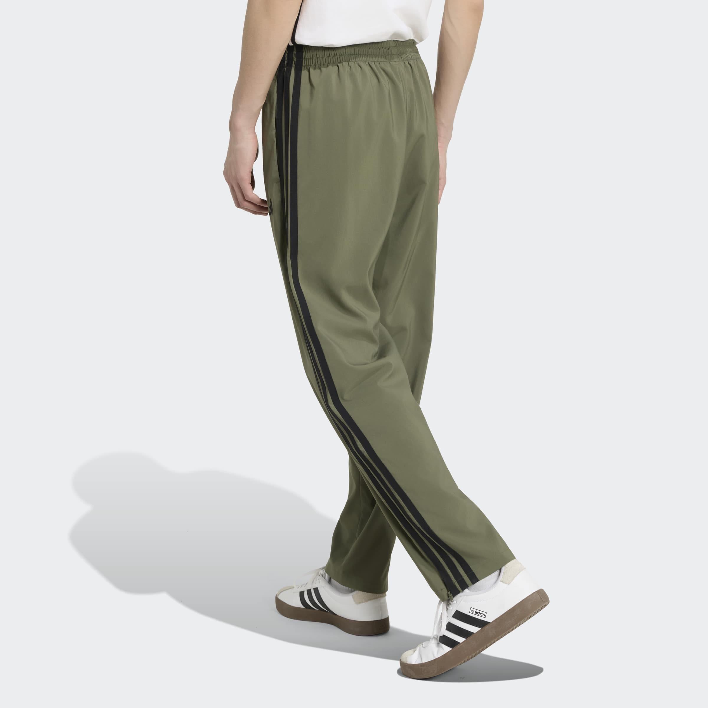 adidas Sportswear Pantalon de sport »ESSENTIALS 3-STREIFEN STANFORD LITE WOVEN TAPERED OPEN HEM«