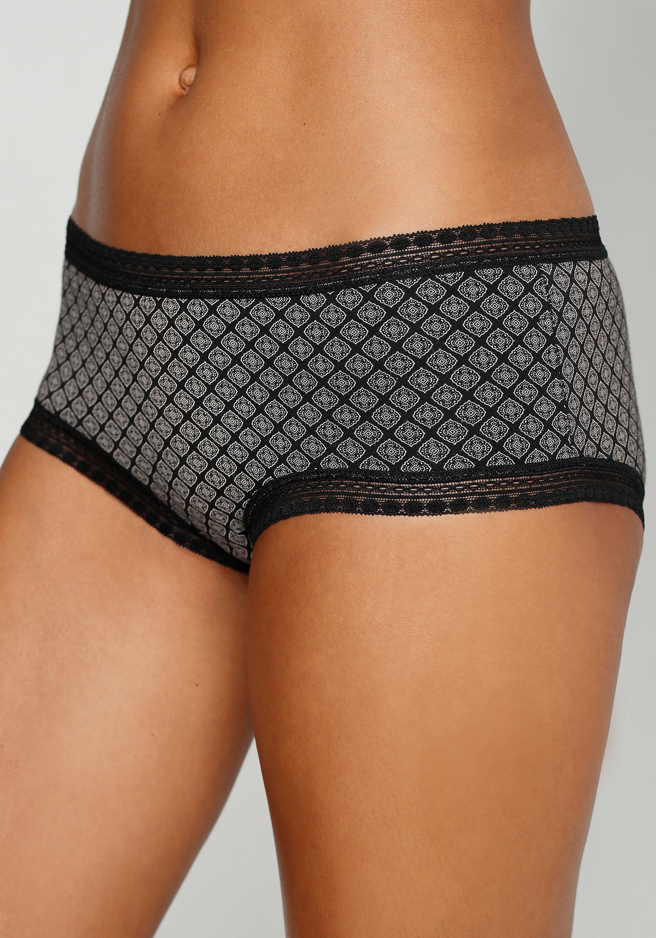 LASCANA Panty, (3er-Pack), aus elastischer Baumwolle mit weicher Spitze