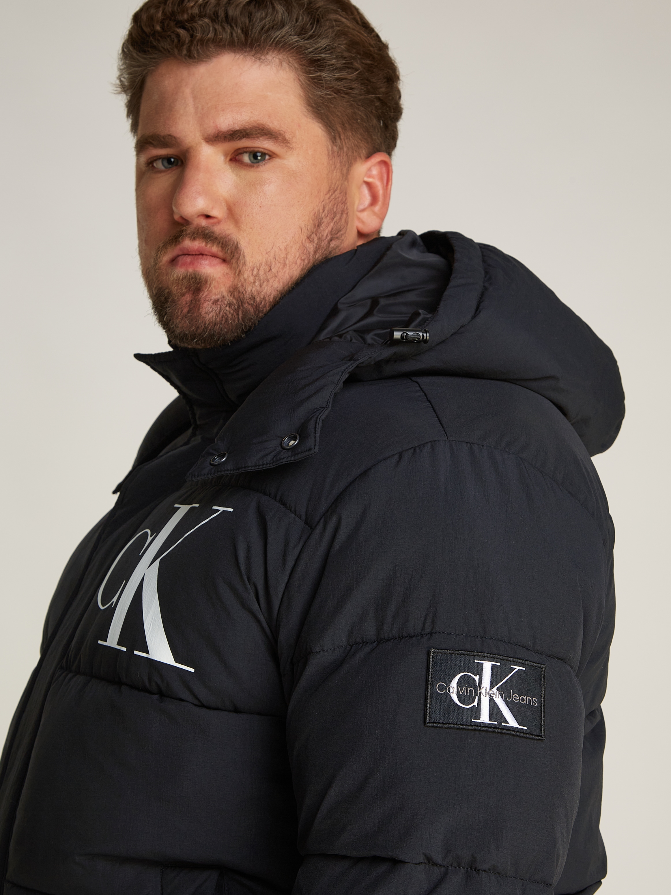 Calvin Klein Jeans Plus Outdoorjacke »Plus Essentials Non Down Jacket«, mit Kapuze, in Grossen Grössen mit Logoprägung