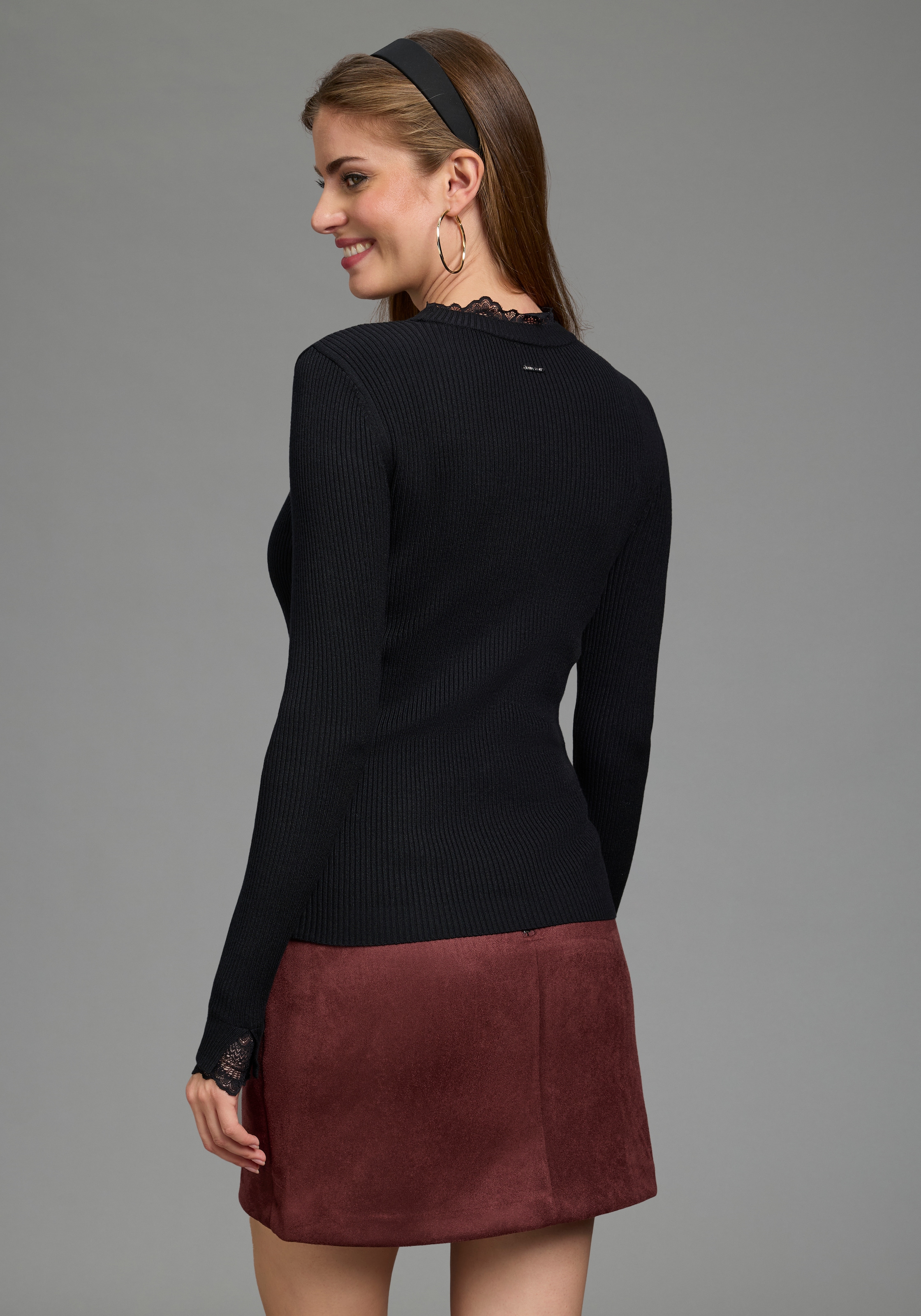 Laura Scott Pull en tricot »mit Stehkragen, figurbetonte Passform« avec des détails féminins en dentelle,