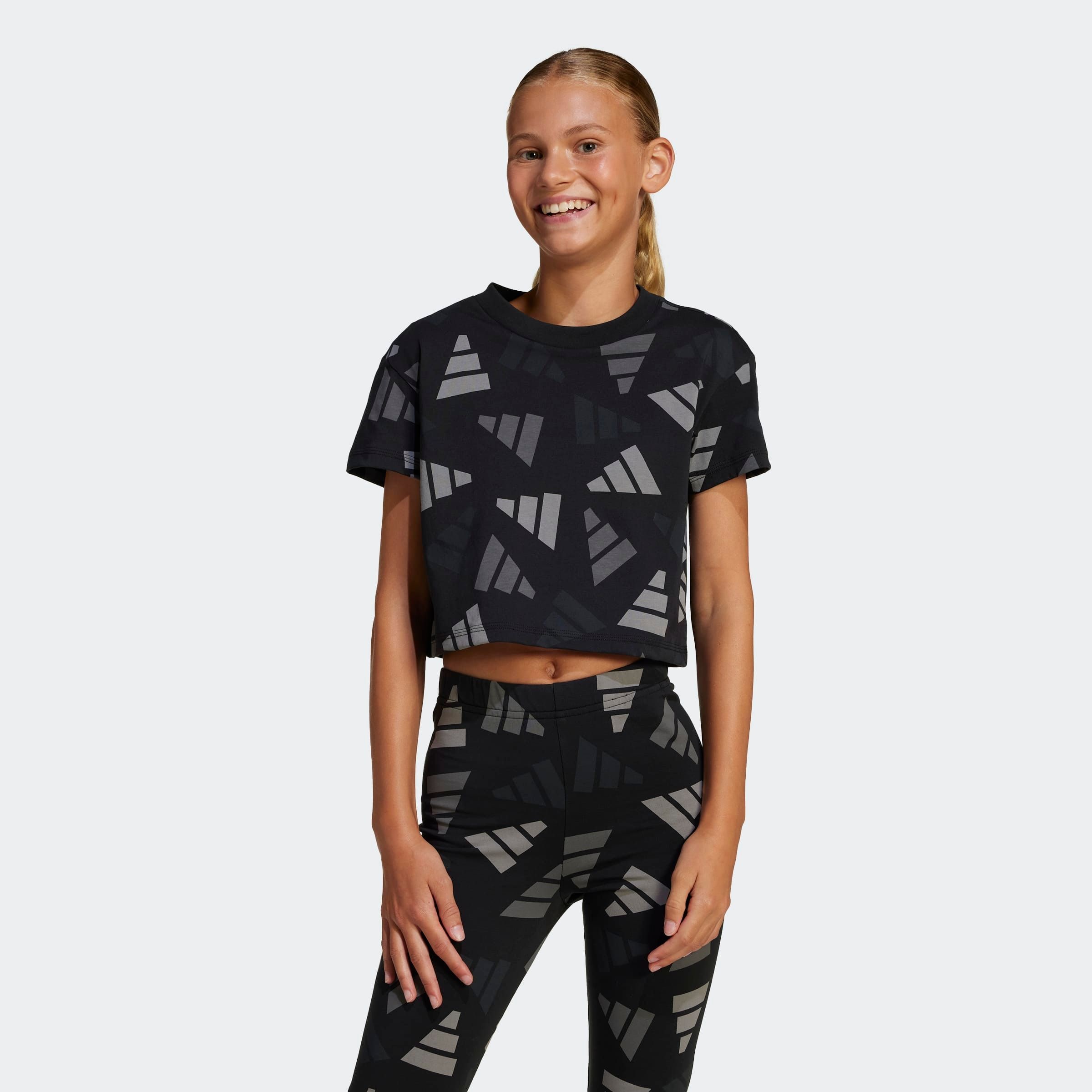 Image of adidas Sportswear T-Shirt "SEASONAL ESSENTIALS LOGO CELEBRATION KIDS CROP" für Kinder, sportlicher Stil, Allover-Logoprint, aus Baumwolle