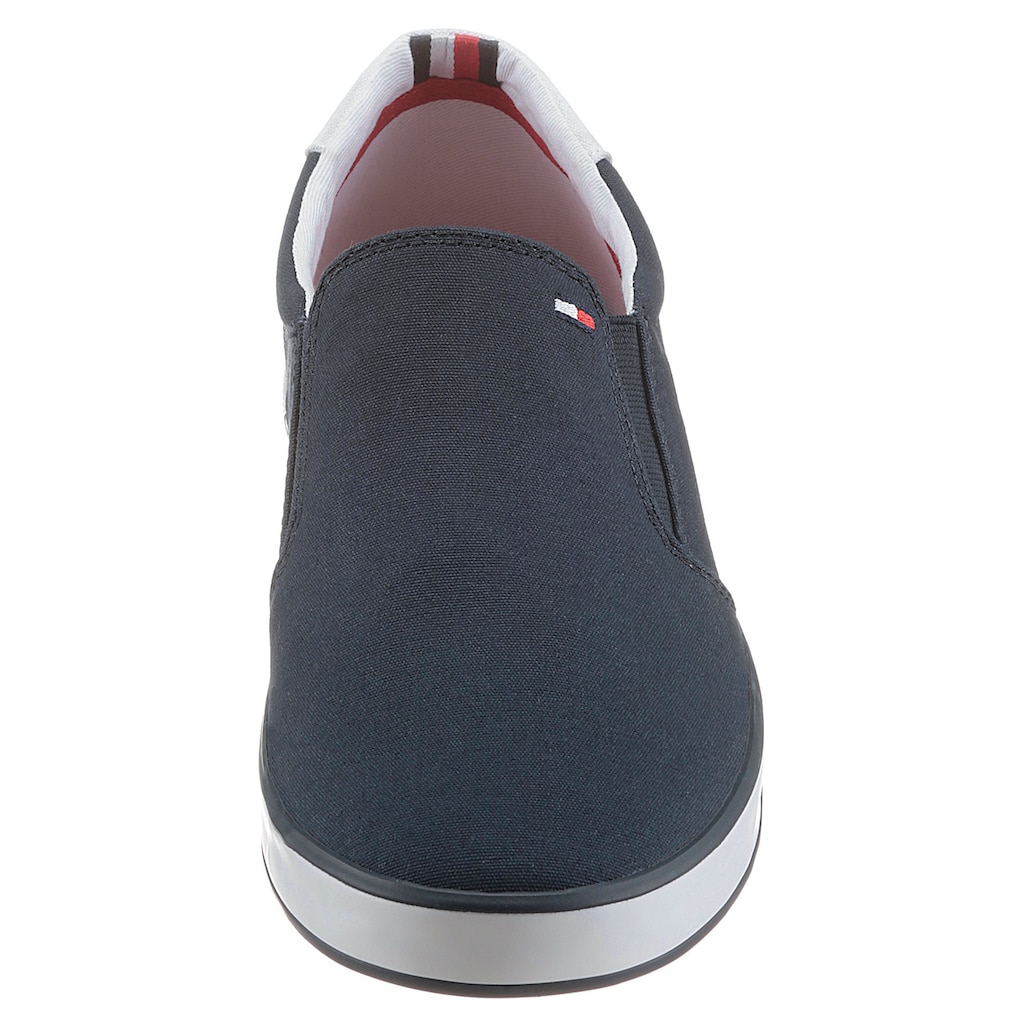 Tommy Hilfiger Slip-On Sneaker »ICONIC SLIP ON SNEAKER«, Slipper, Freizeitschuh, Halbschuh mit seitlichen Stretcheinsätzen