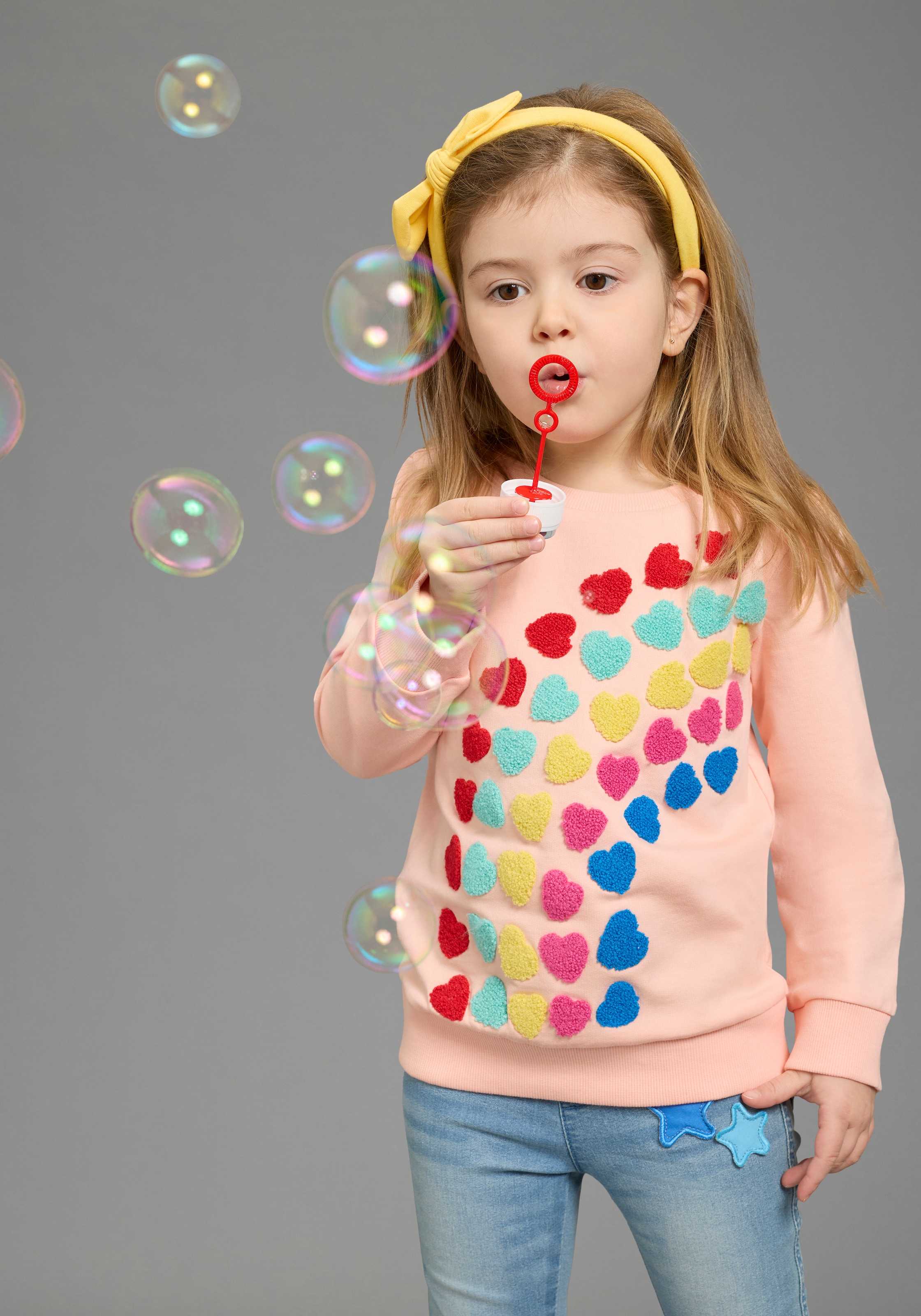 Image of KIDSWORLD Sweatshirt "Sweatshirt Herz-Applikation", mit Stickereien und Badges, Rundhalsausschnitt, Basic Passform