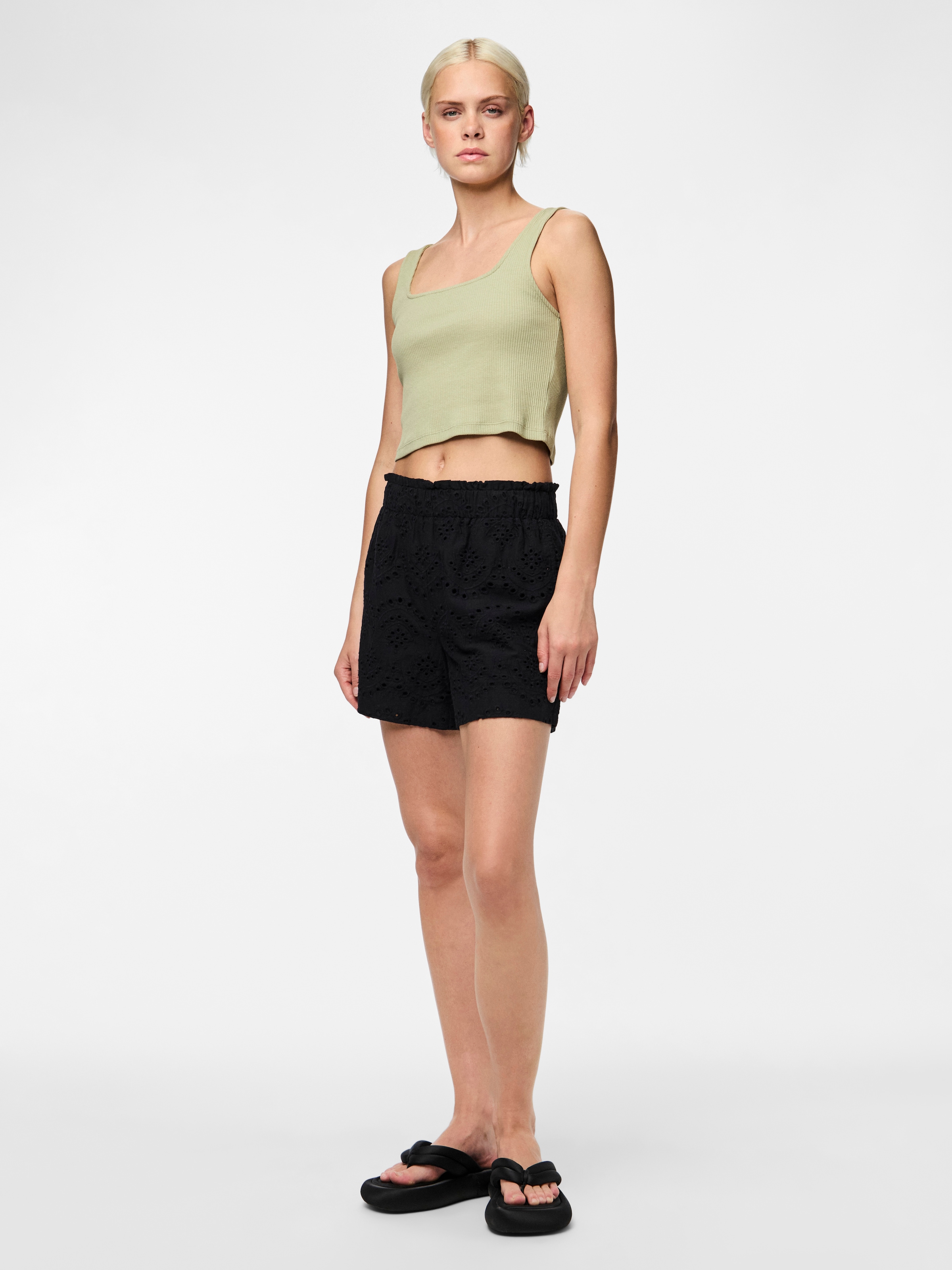 pieces Short »PCVILDE MW SHORTS WVN NOOS«  avec broderie ajourée