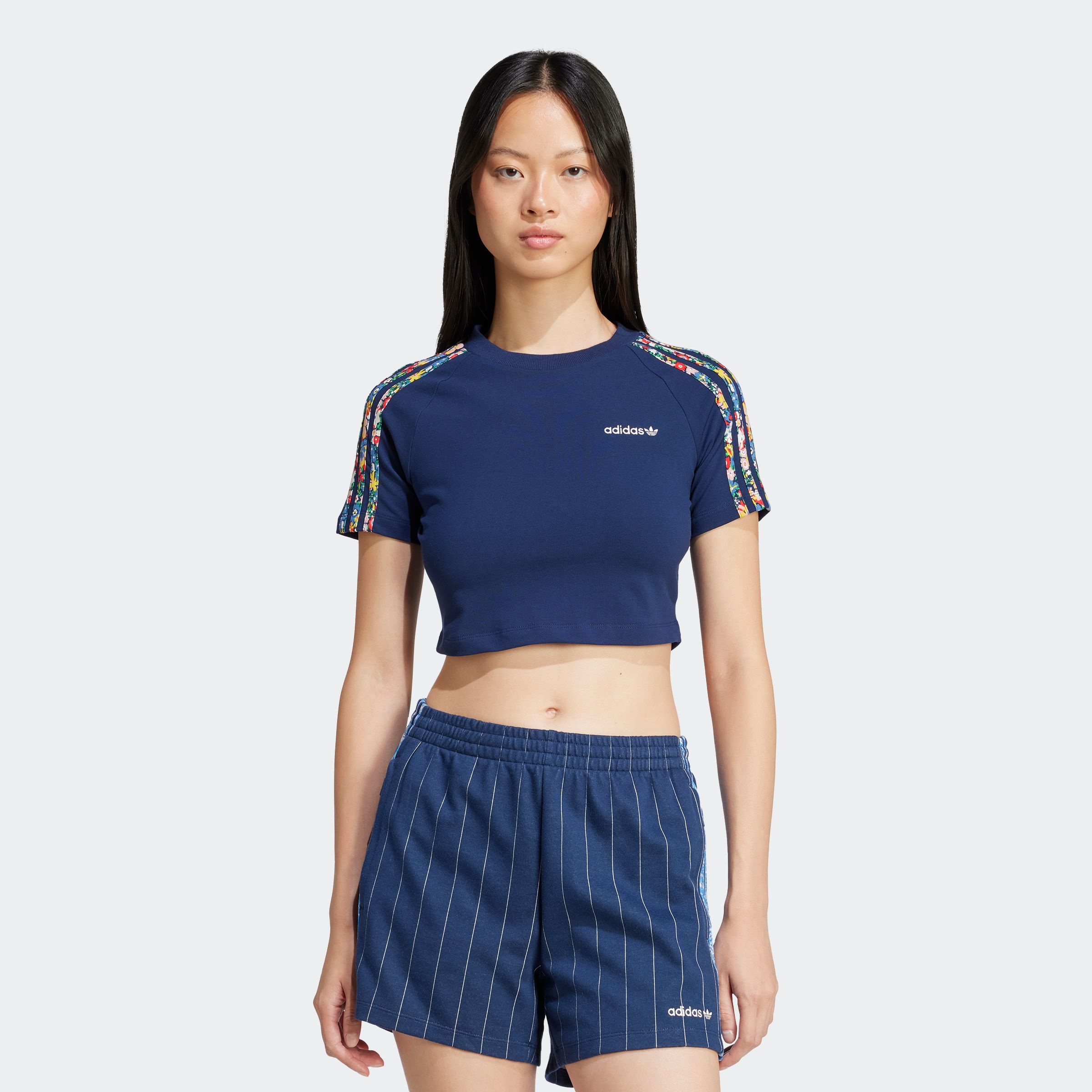 Image of adidas Originals T-Shirt "ADIDAS ORIGINALS X LIBERTY LONDON 3-STREIFEN INFILL BABY" sportlicher Schnitt, mit 3-Streifen und Blumenprint, aus Pikee