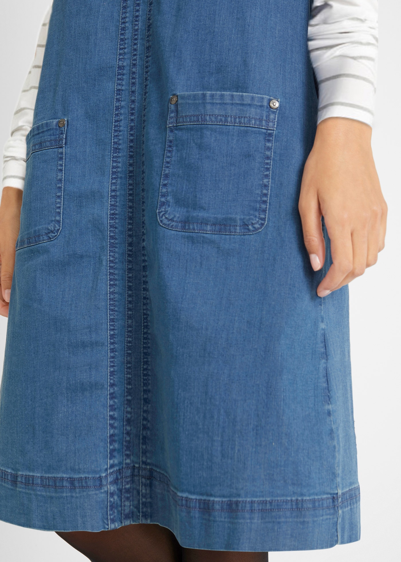 bonprix Jeanskleid aufgesetzte Taschen Latzkleid mit verstellbaren Trägern, aufgesetzte Taschen