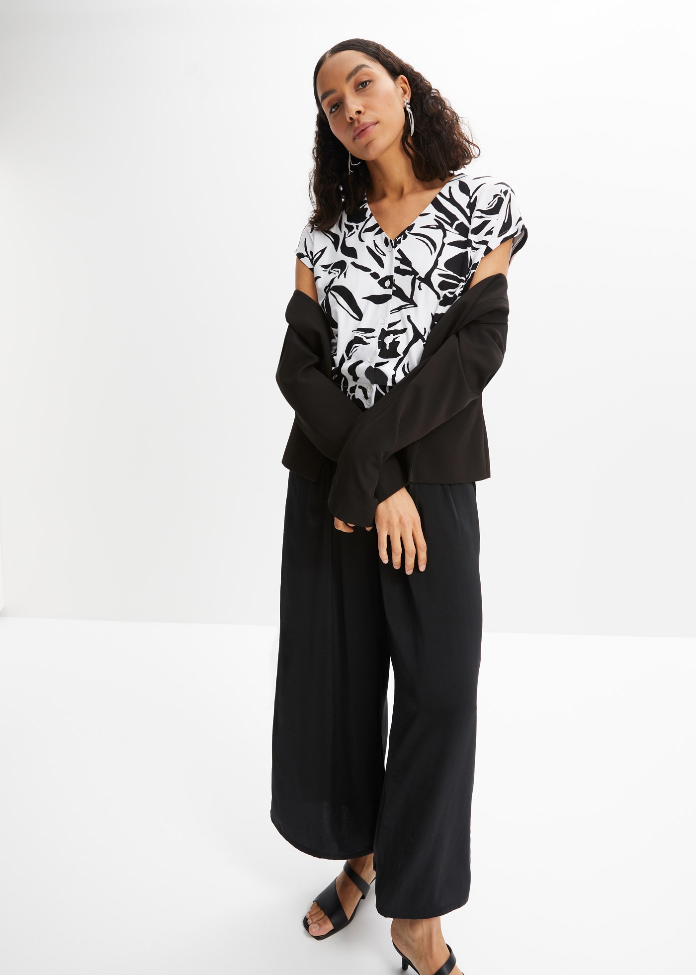 bonprix Veste blazer stilvoller Auftritt, figurbetonte Passform, mit Stehkragen