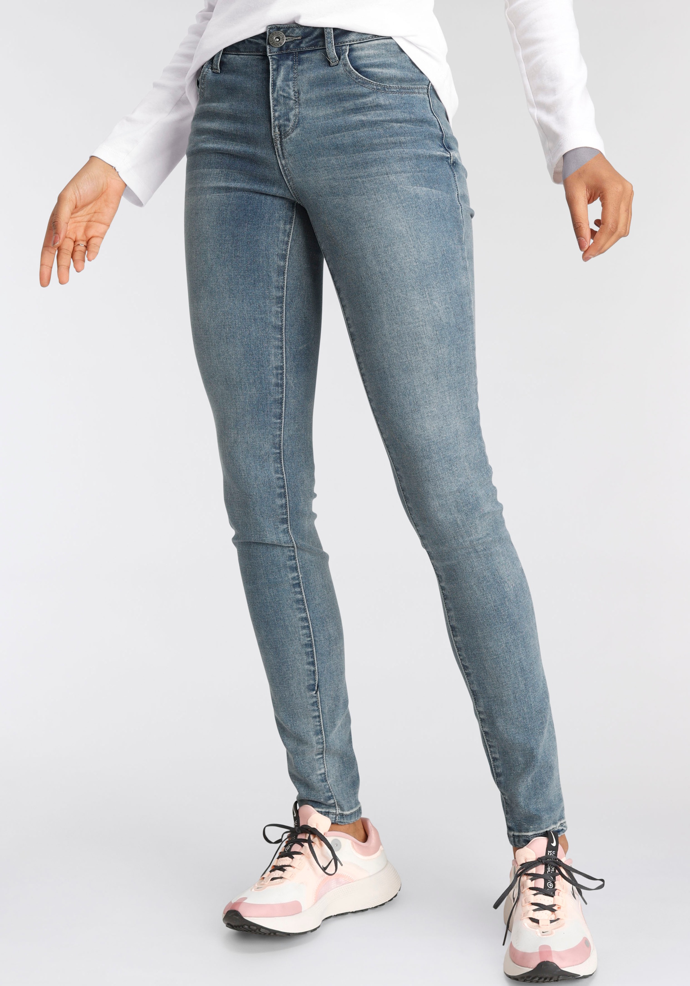 Arizona Skinny-fit-Jeans »Ultra-Stretch«, extra-enger Beinverlauf, normale Leibhöhe, mit Eingrifftaschen