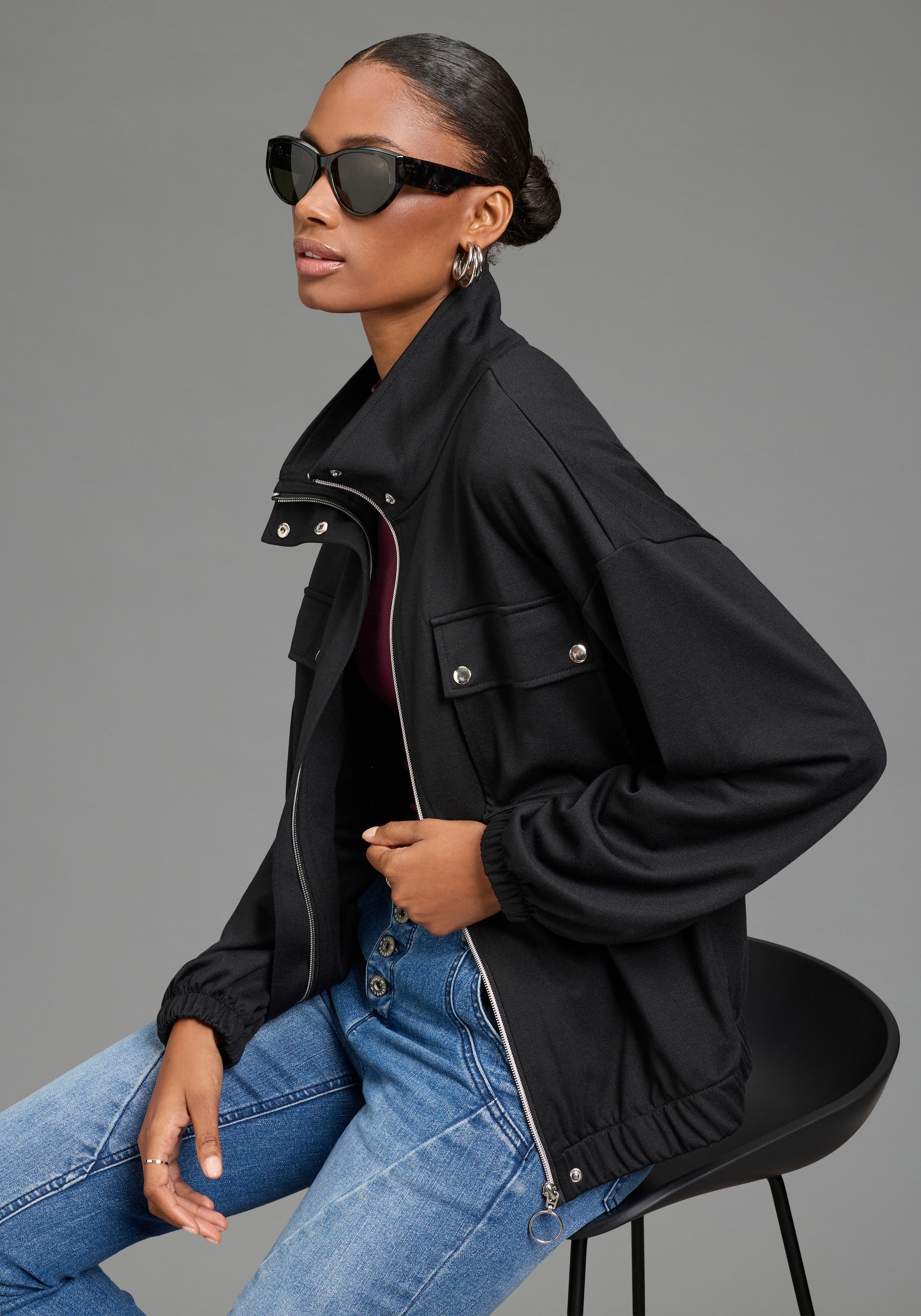Image of Bruno Banani Sweatjacke "in modischer Blouson-Form" und eleganten Knöpfen, hüftlange Schnittform, mit Stehkragen