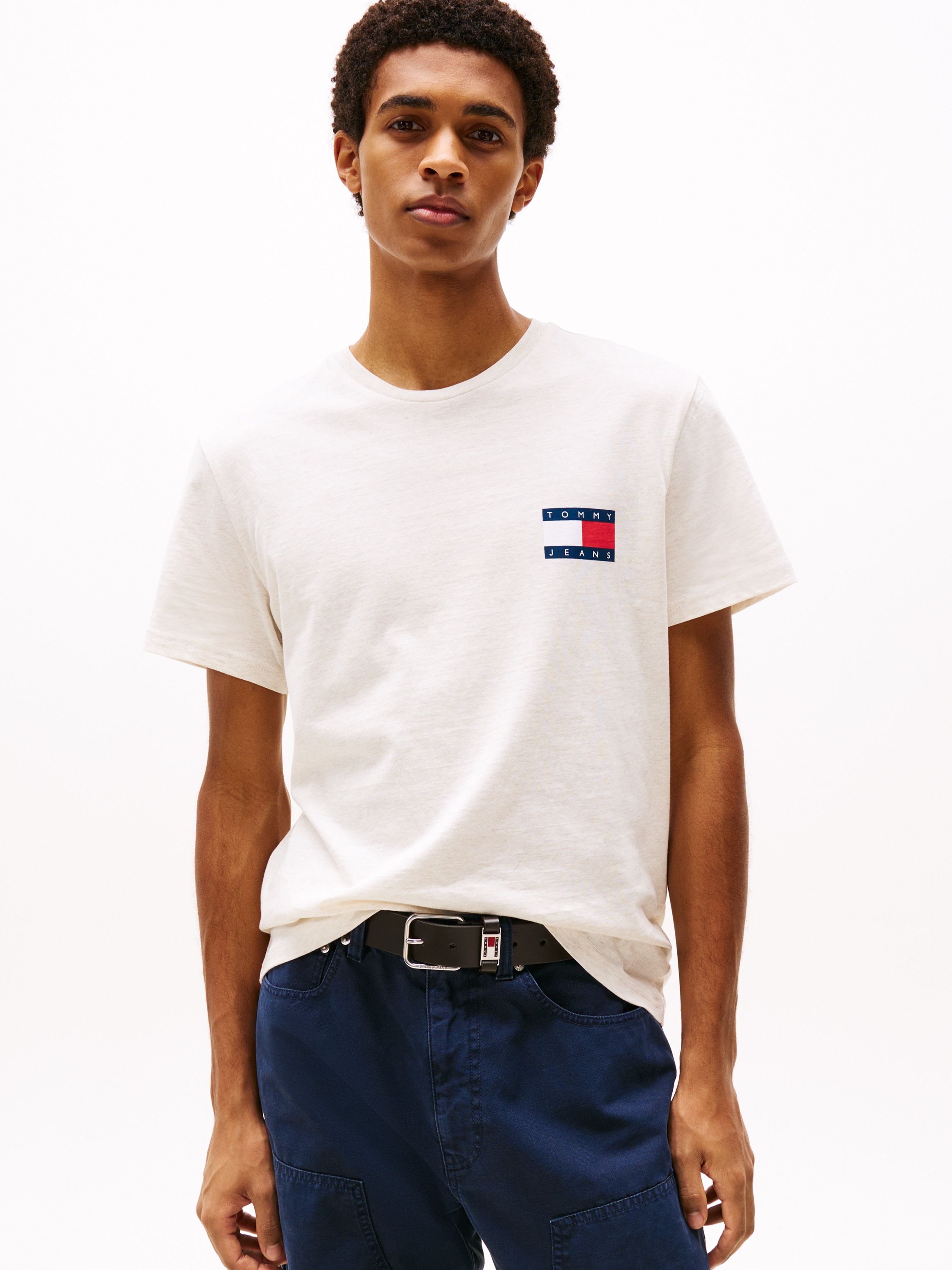 Tommy Jeans T-Shirt »TJM SLIM ESSENTIAL FLAG TEE EXT« Mit Rundhalsausschnitt