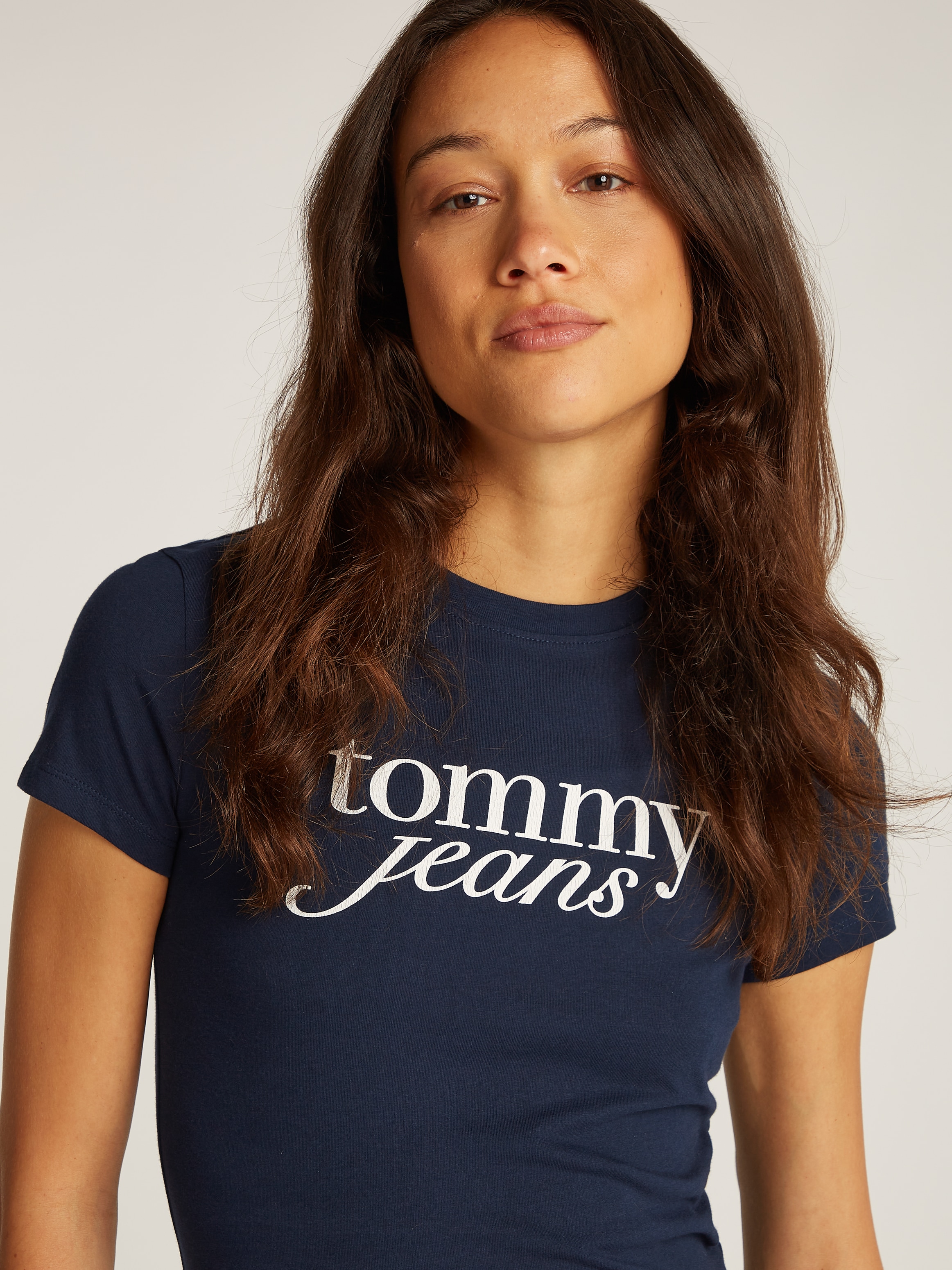 Tommy Jeans Curve Rundhalsshirt »Shirt TJW SLIM ESSENTIAL«, in Grossen Grössen, Logo-Print auf Brusthöhe, mit Logostickerei