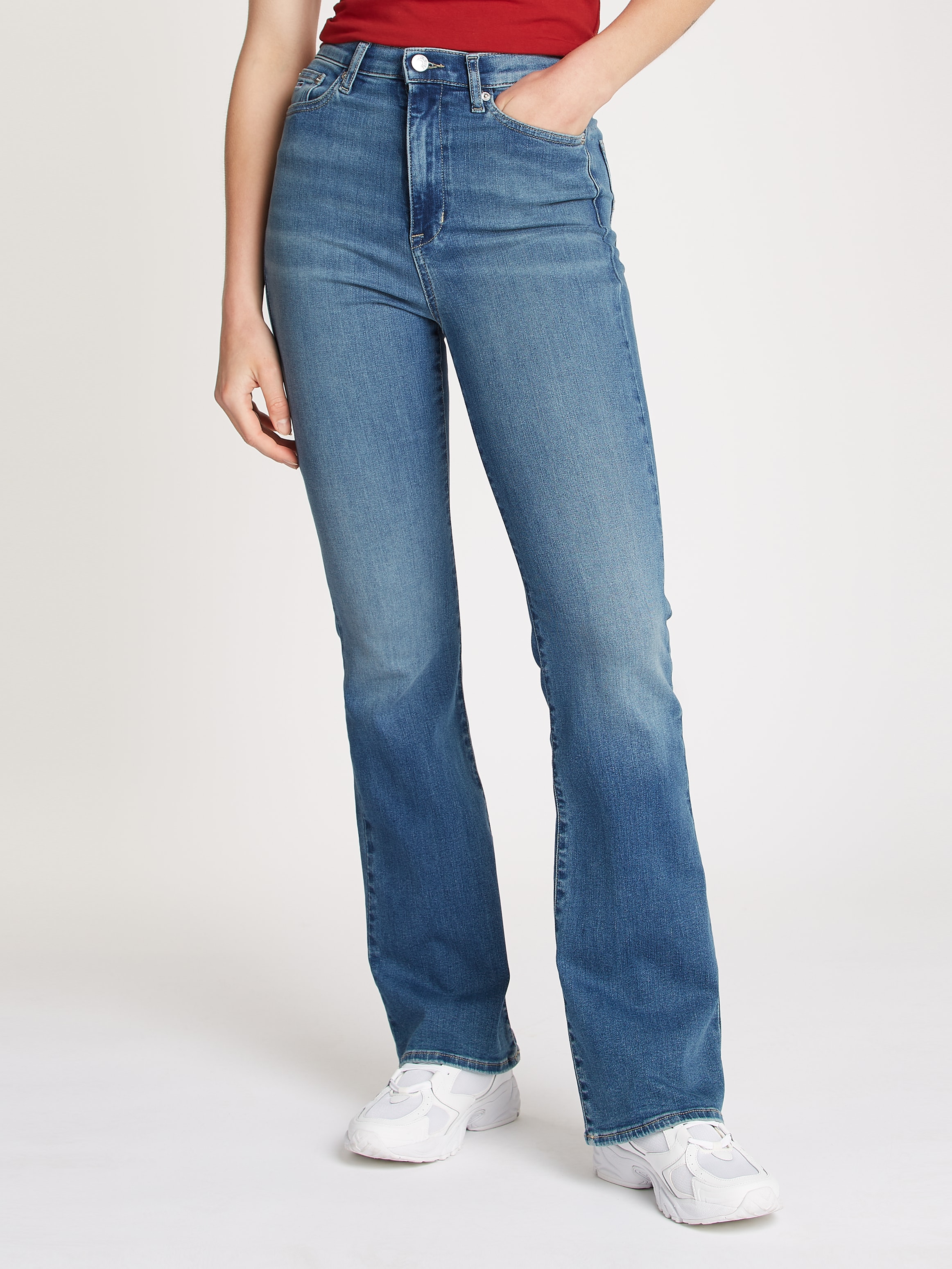 Tommy Jeans Schlagjeans »Tommy Jeans SYLVIA - High waist - Flared Denim Jeans«, mit Logostickereien und Nieten