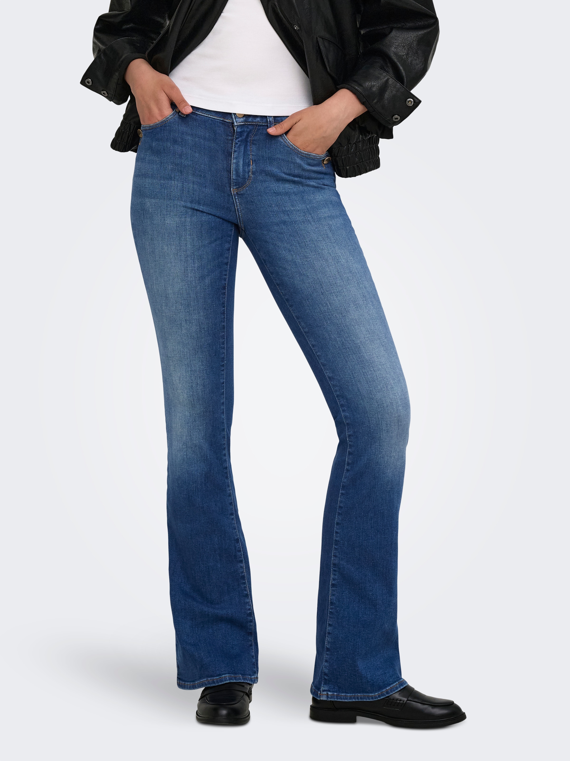 Image of ONLY Bootcut-Jeans "ONLBLUSH MID BUT FLARED DNM REA763" Baumwollmischung, bootcut fit