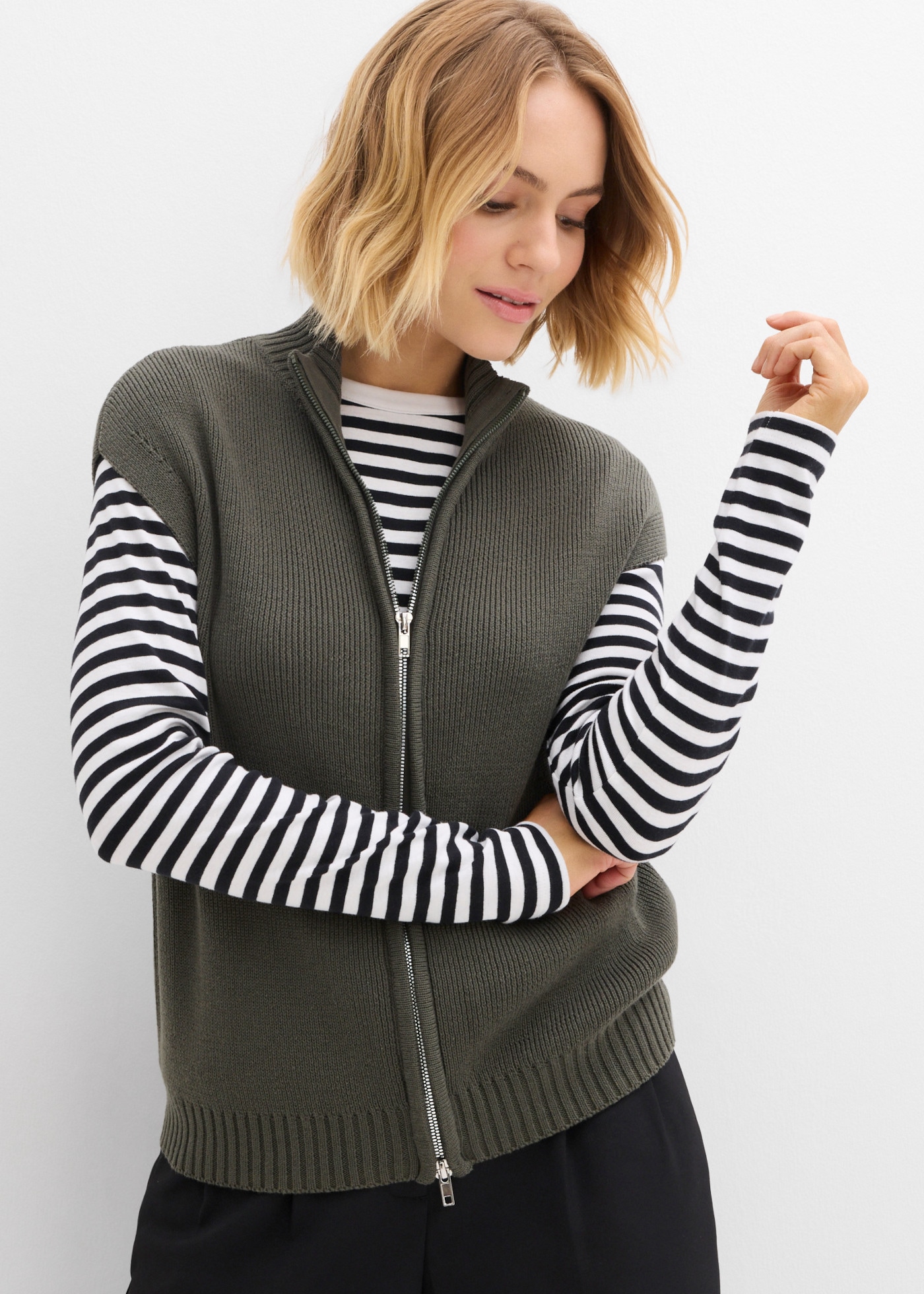 Image of bonprix Strickweste mit Zip-Detail, Oversize-Passform, aus Baumwolle und Polyacryl