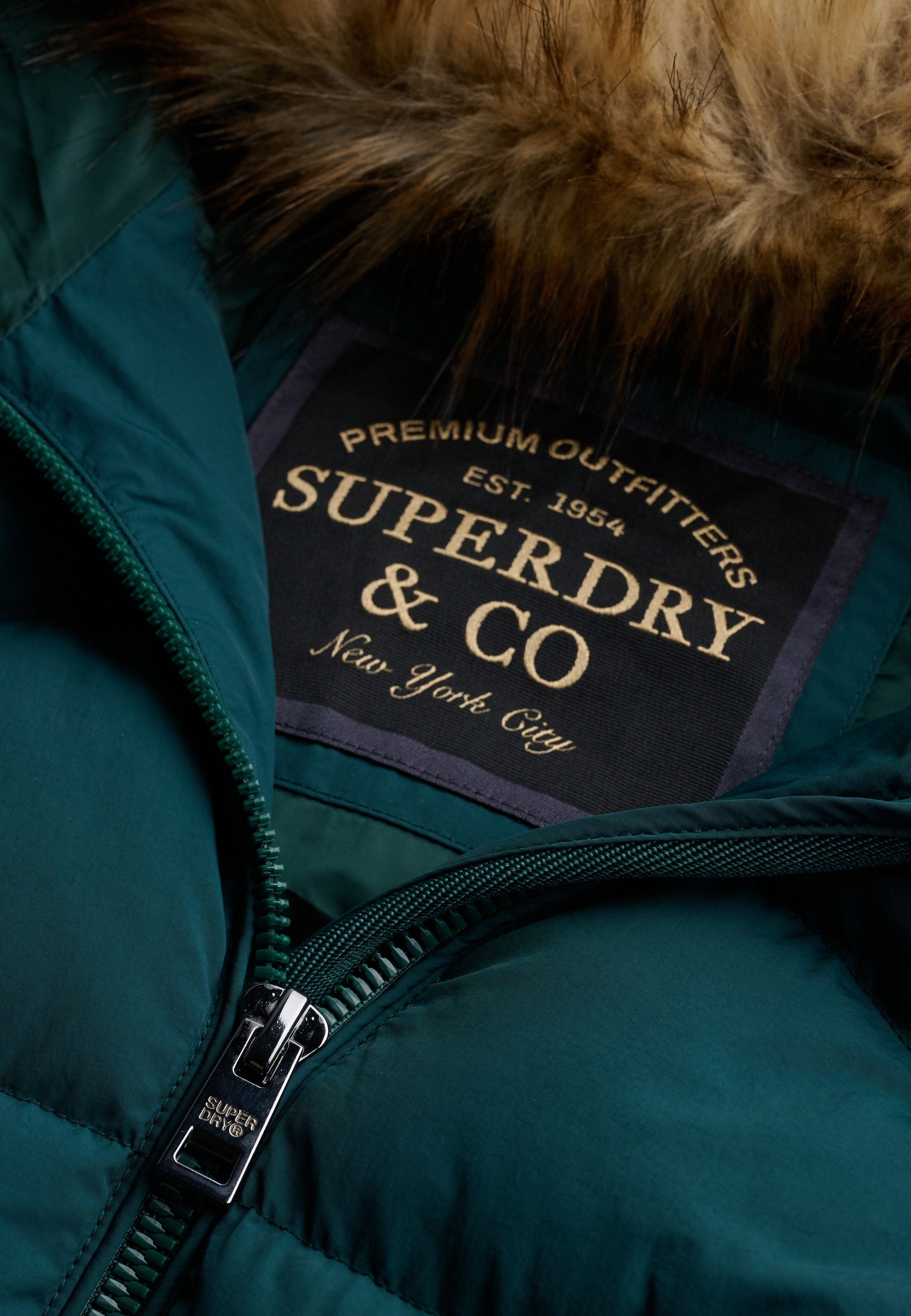 Superdry Veste matelassée »HOOD FAUX FUR FUJI PADDED JKT« avec capuche fibre synthétique, coupe slim