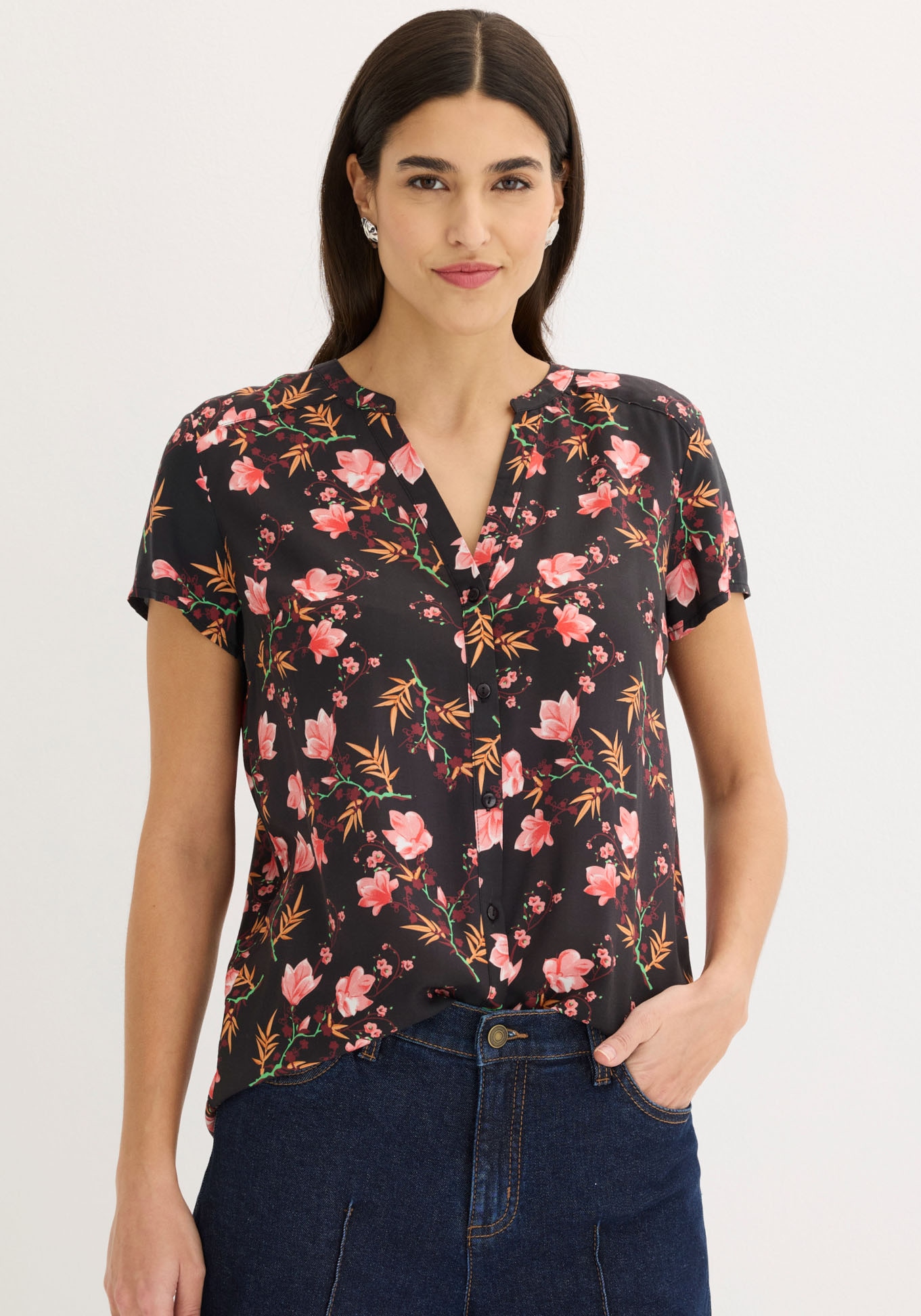 bonprix Blouse à manches courtes Regular Fit, für Businessmode, aus Viskose, feminin gestaltet