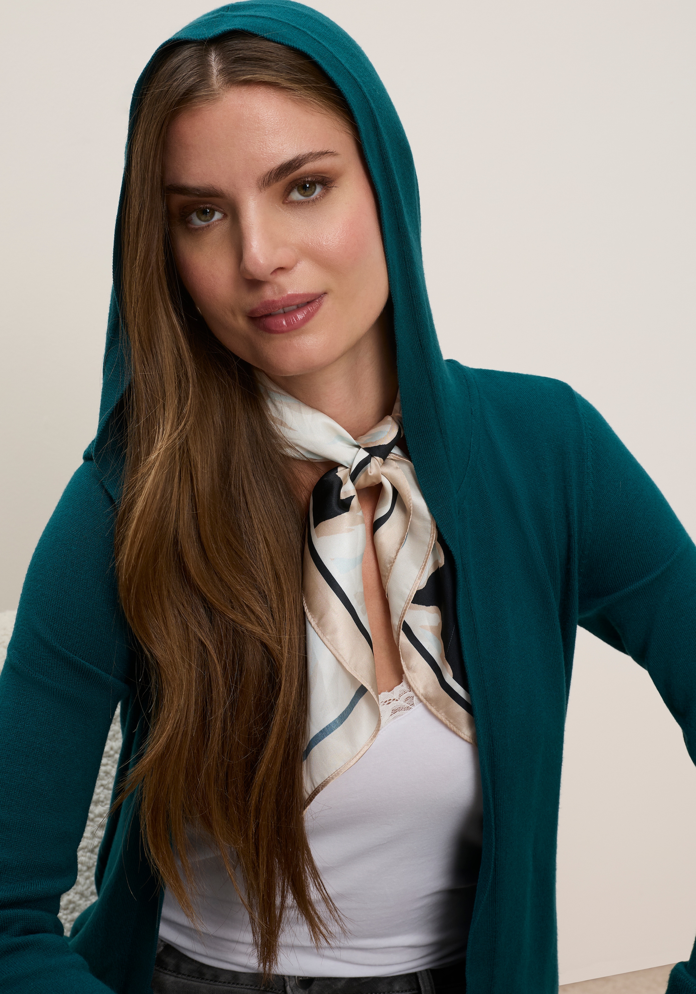 Tamaris Longstrickjacke »aus weicher Viskosemischung« mit Kapuze, aus angenehmer Viskosemischung