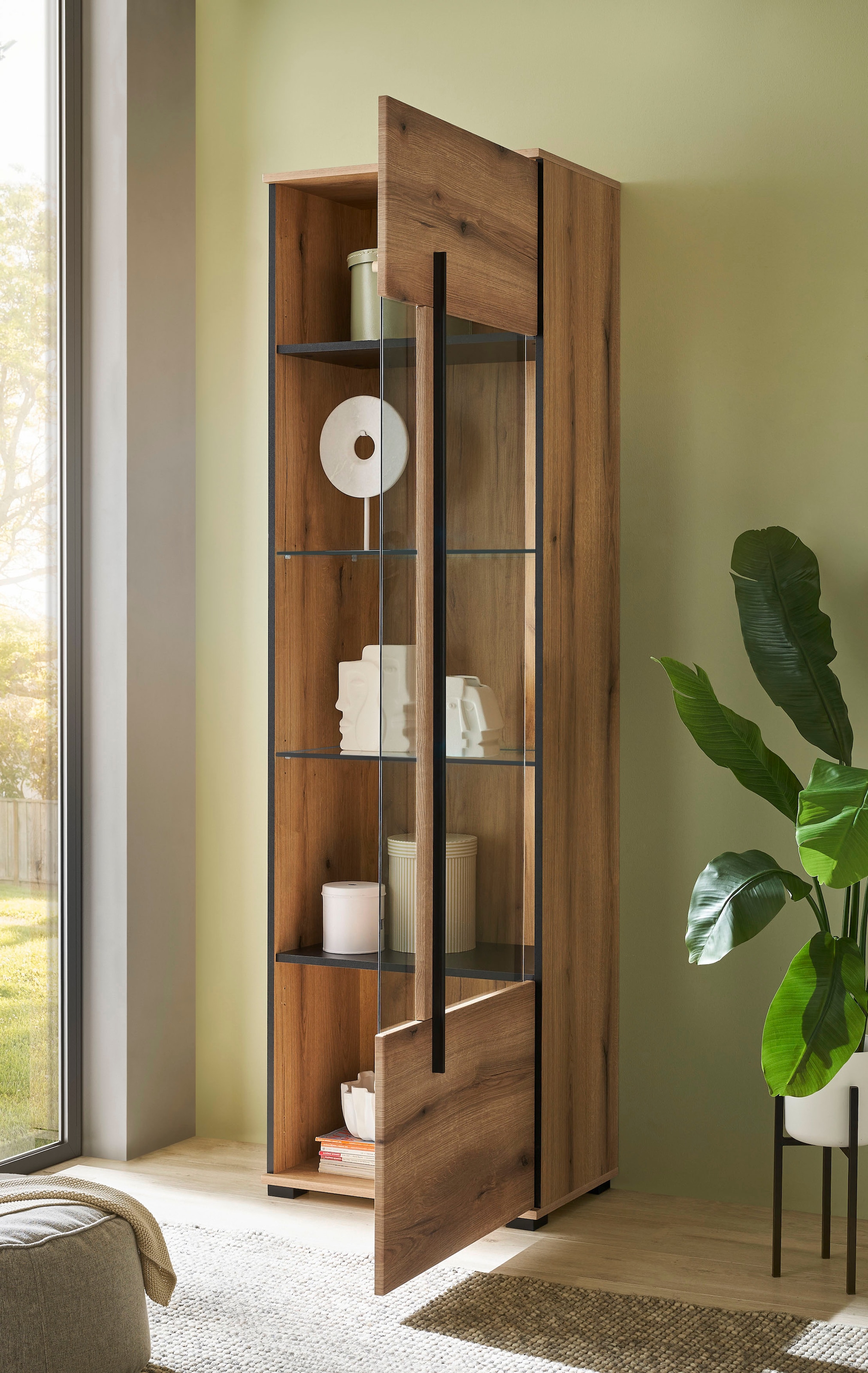 INOSIGN Vitrine »Cantara, Vitrinenschrank in Eiche Evoke oder weiss, Standvitrine«, schwarzer Stangengriff, ausreichend Stauraum, vielseitig einsetzbar