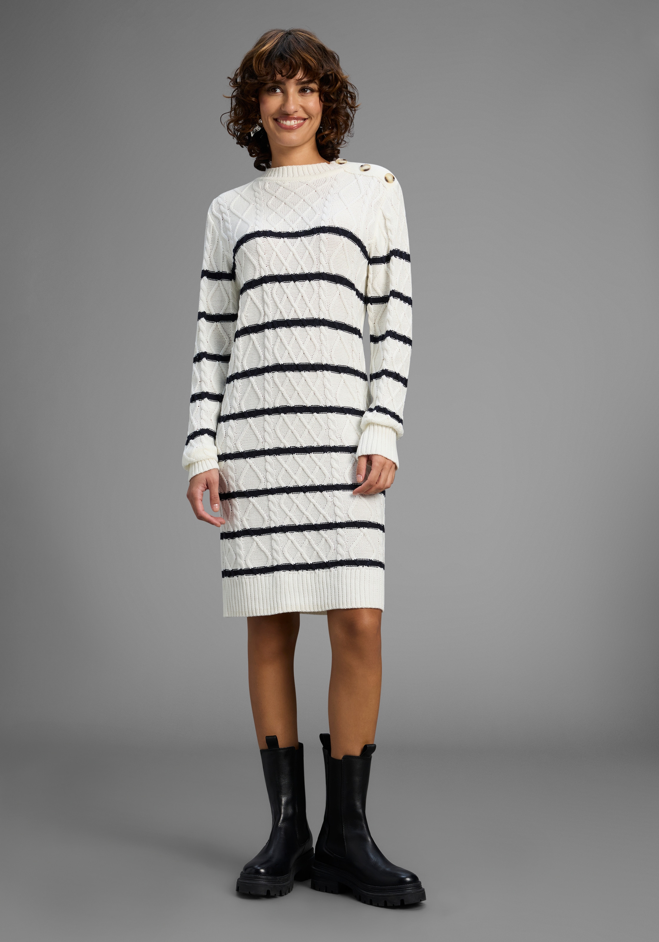 Laura Scott Robe en tricot mit Zopfstrickmuster und Zierknöpfen - NEUE KOLLEKTION