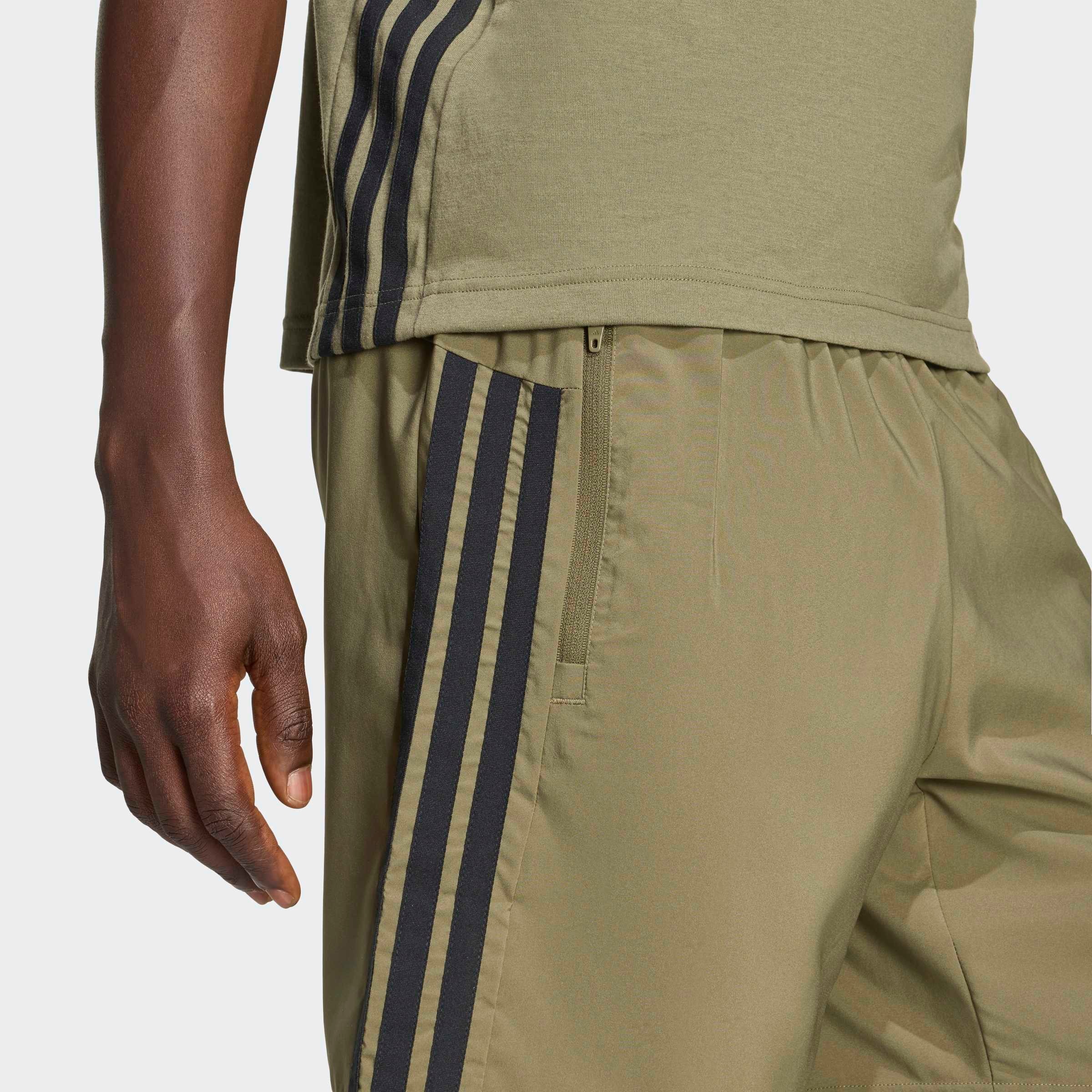 adidas Performance Short »WORKOUT ESSENTIALS BASE 3 STRIPES WOVEN«  pour fitness et mode sportive, coupe normale