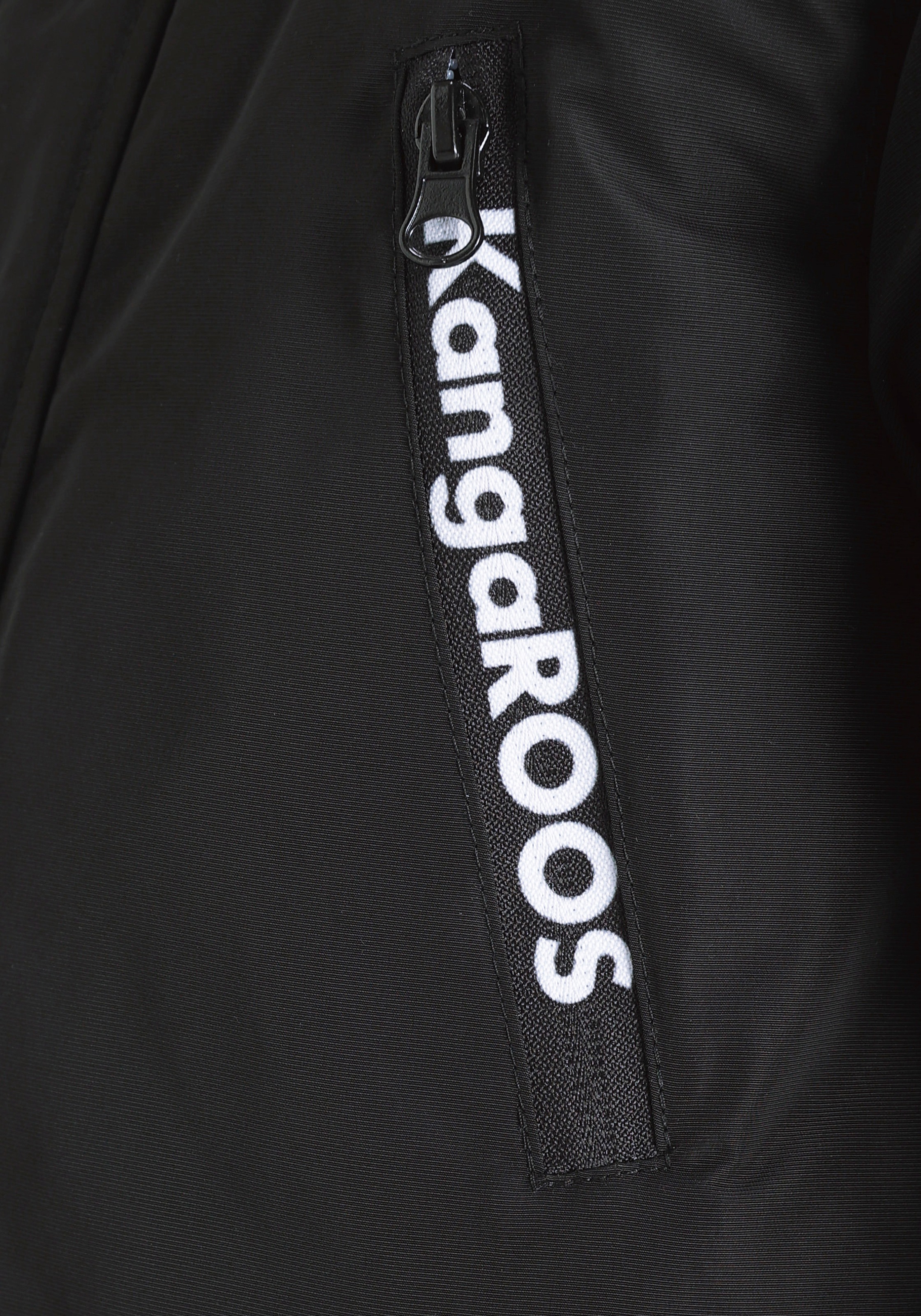 KangaROOS Parka »Outdoorjacke auf versandkostenfrei mit mit Kapuze, bedruckten mit Brusttaschen Reflektoren«, Reissverschlüssen