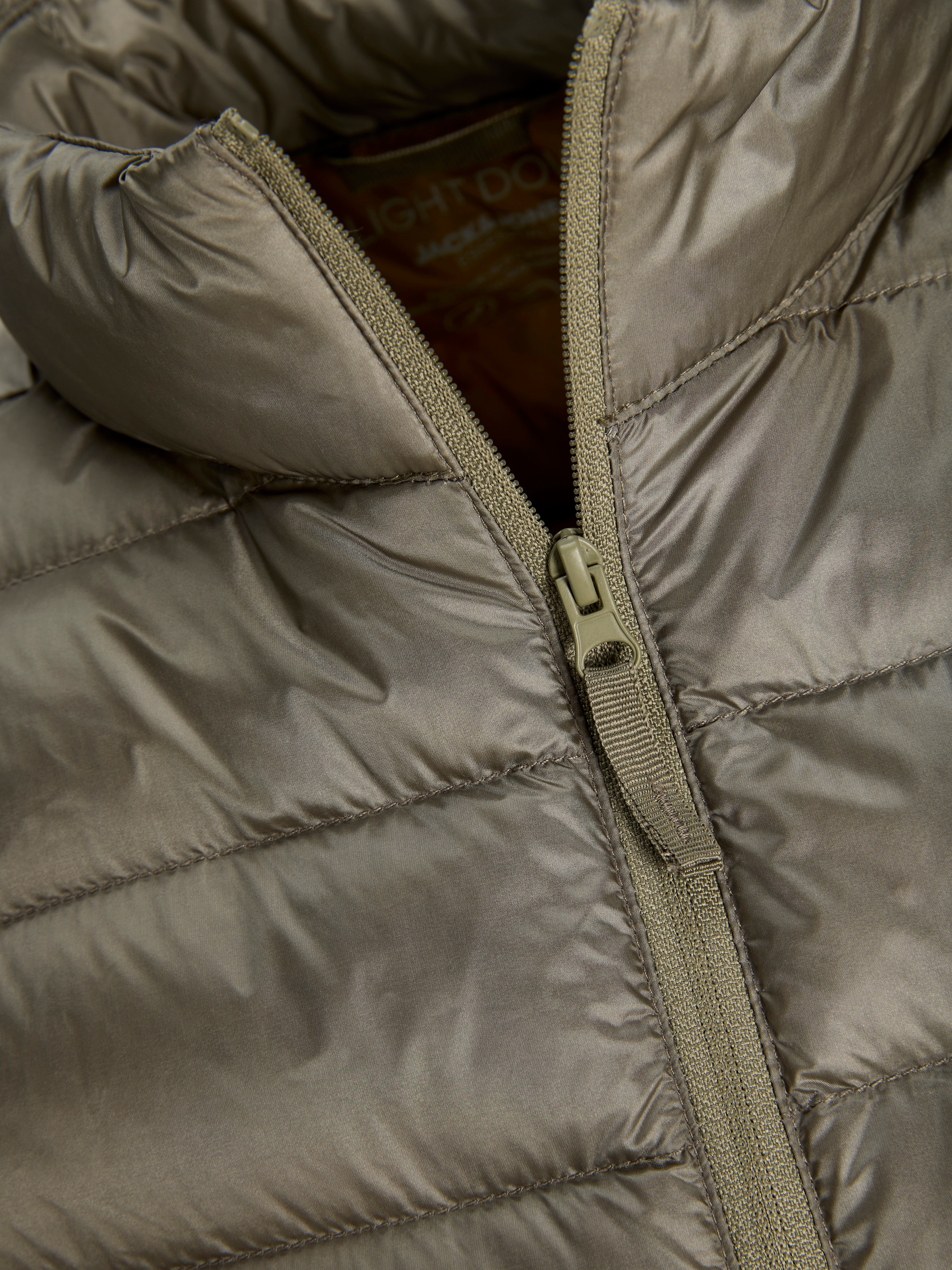 Jack & Jones Gilet matelassé »JJEBERG LIGHT DOWN BODYWARMER NOOS« fibre synthétique, coupe régulière