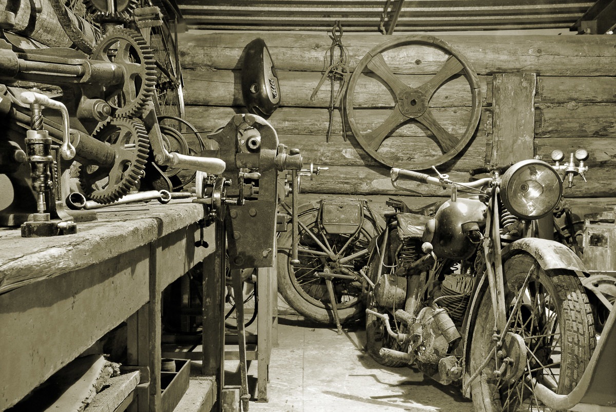 Image of Papermoon Fototapete »Motorradgarage«, samtig, Vliestapete, hochwertiger Digitaldruck bei Ackermann Versand Schweiz