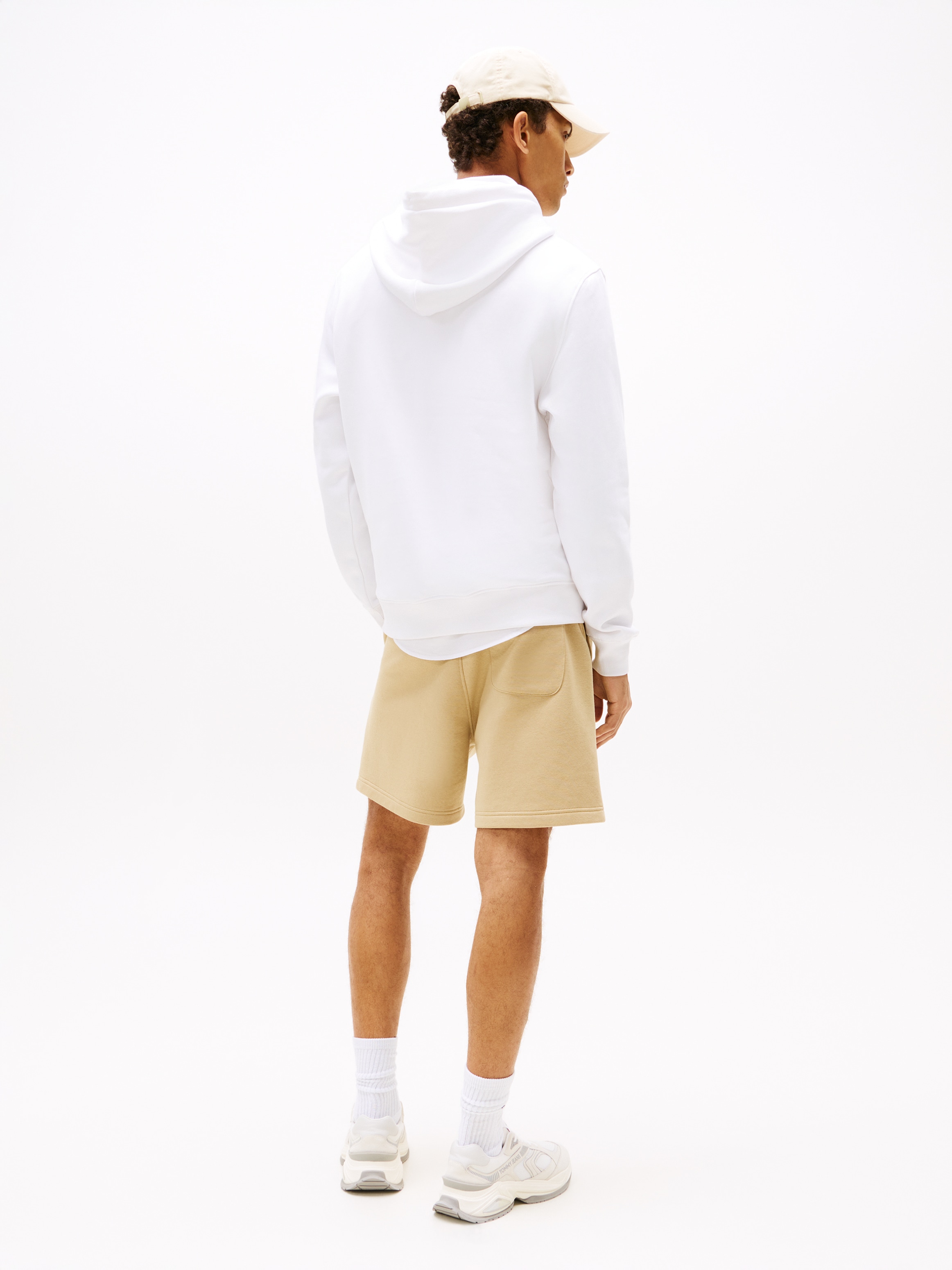 Tommy Jeans Sweat-shirt »TJM REG ESSENTIAL FLAG HOOD EXT«, mit bedruckten Markenlogo auf Brusthöhe
