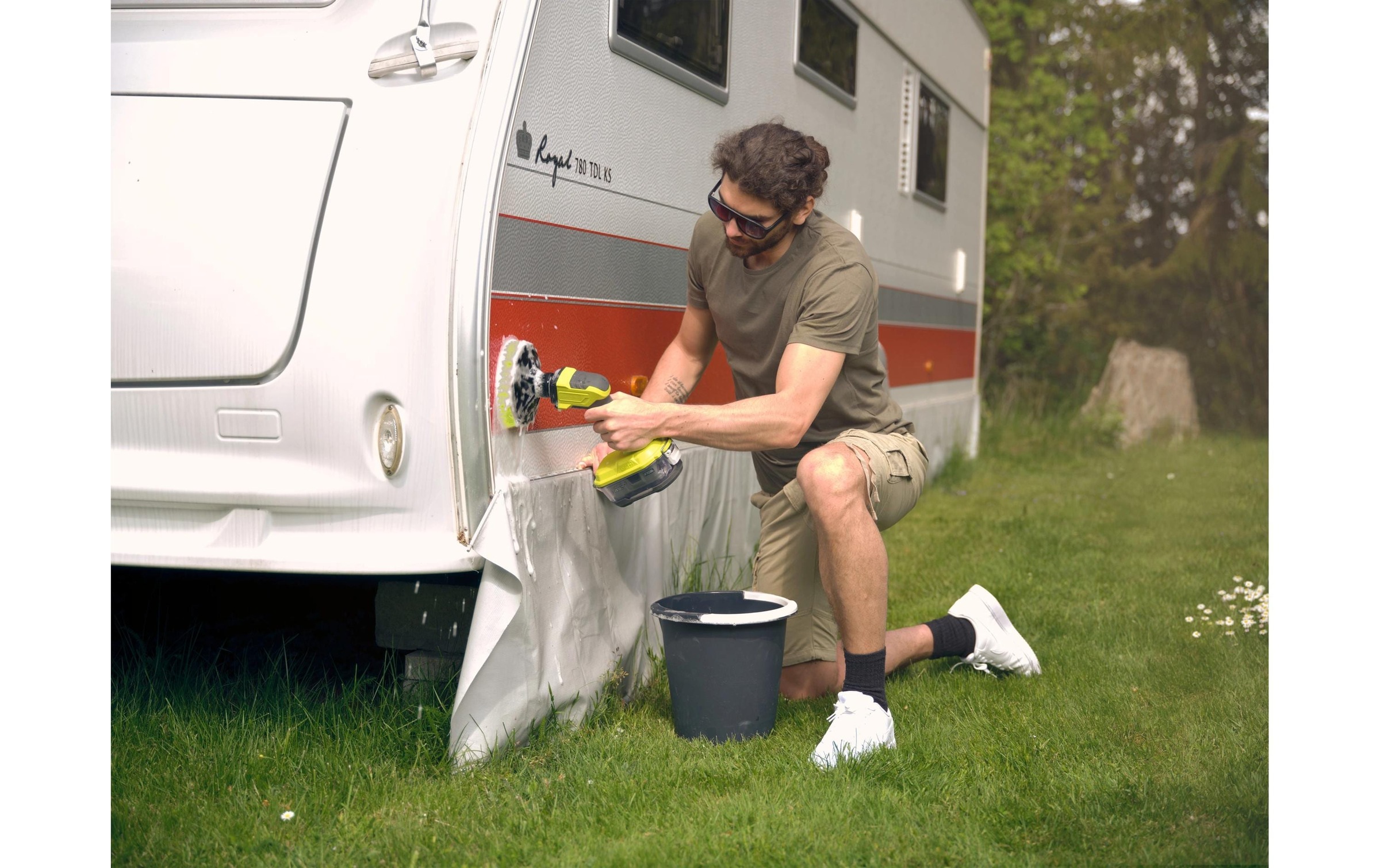 RYOBI Akku-Oberflächenbürste »RYOBI R18CPS-0« Kompakte rotierende Bürste für mühelose Reinigung