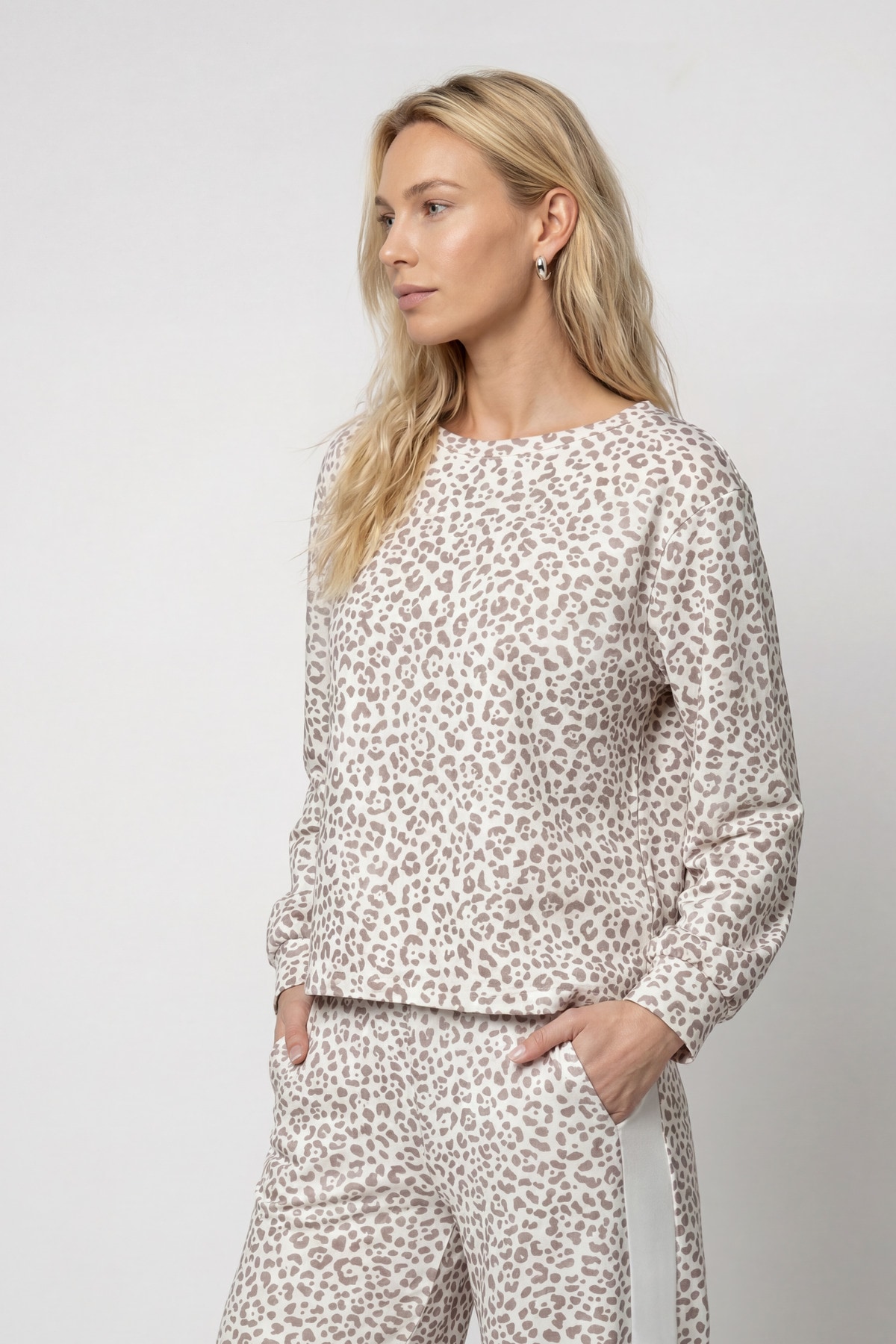 Monari Sweat-shirt »Sweatshirt Leo allover«, coupe régulière avec motif léopard
