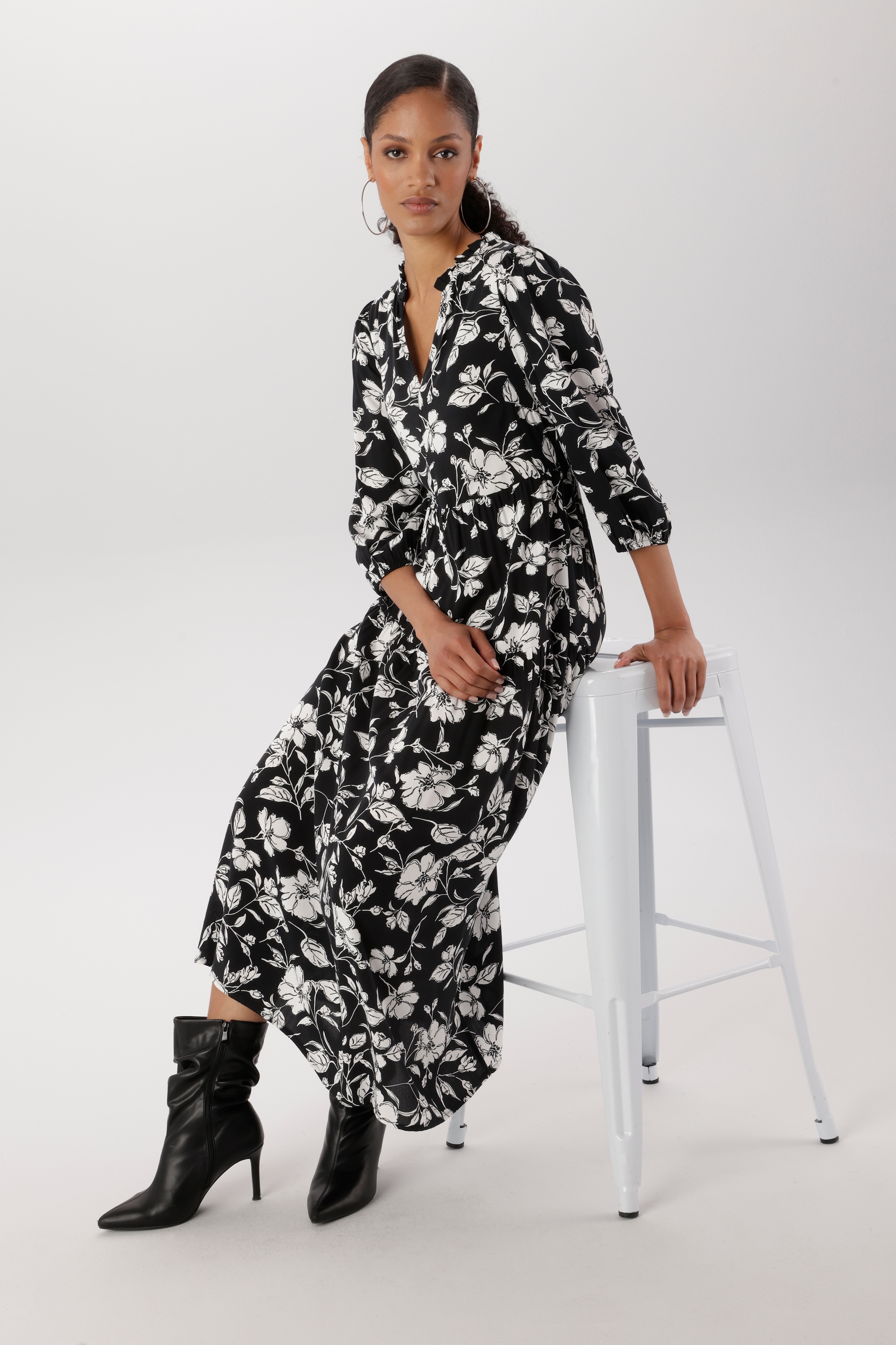 Aniston SELECTED Maxi robe Avec imprimé floral fantasque et pictural - NOUVELLE COLLECTION