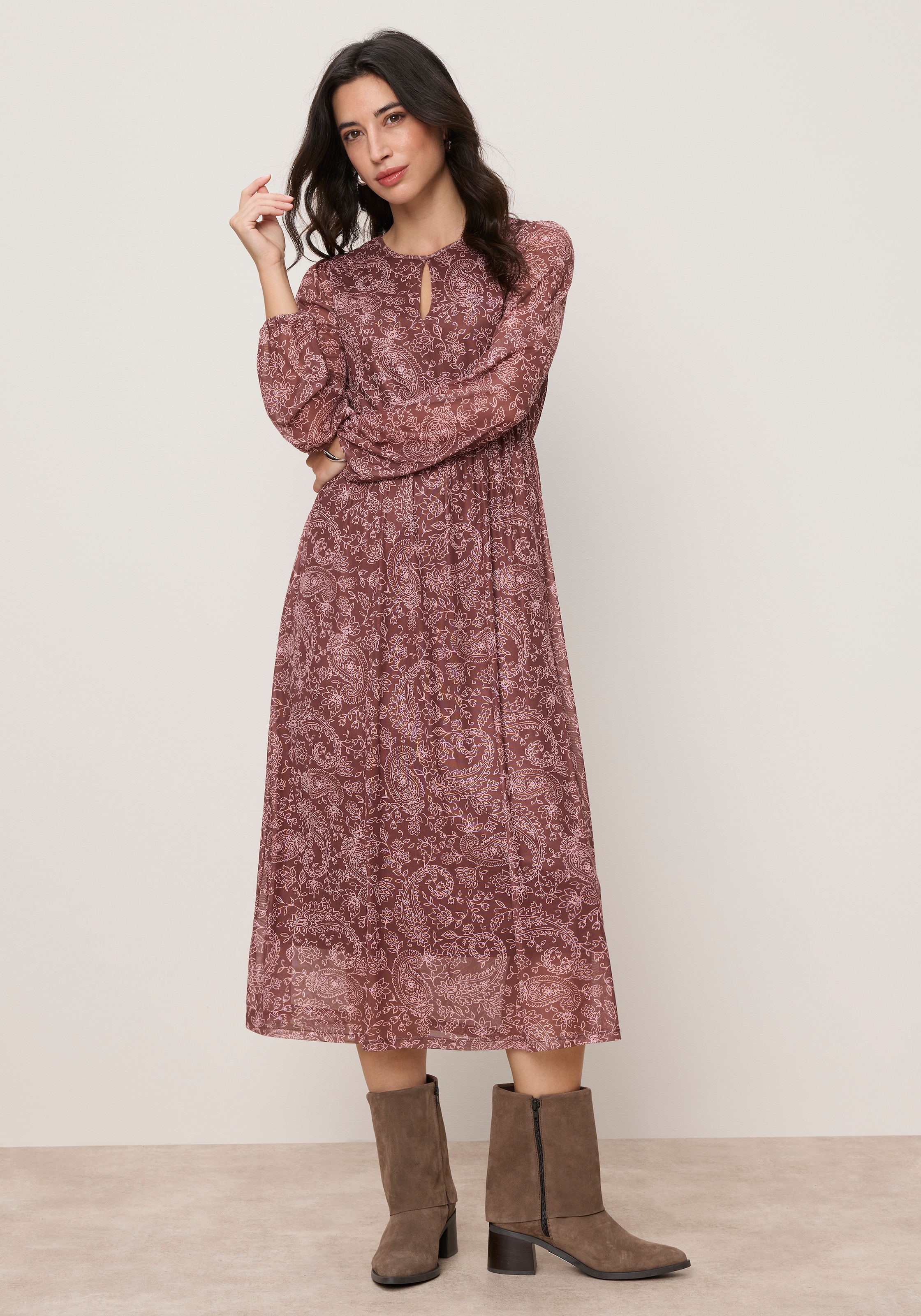 Image of Tamaris Midikleid "mit figurschmeichelnder Passform" mit Cut-Out Ausschnitt und modernem Muster