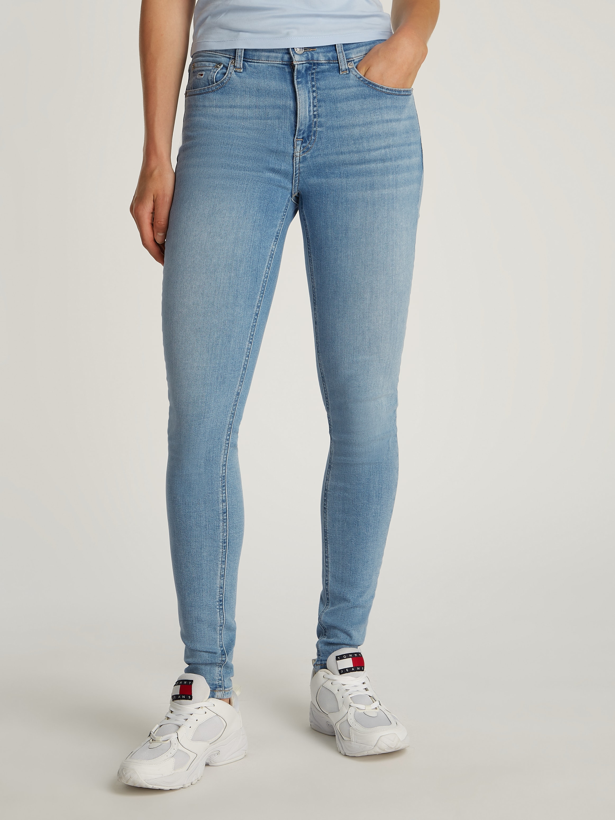 Tommy Jeans Skinny-fit-Jeans »Nora Mid Rise Skinny Fit«, mit Waschung, Logo-Badge