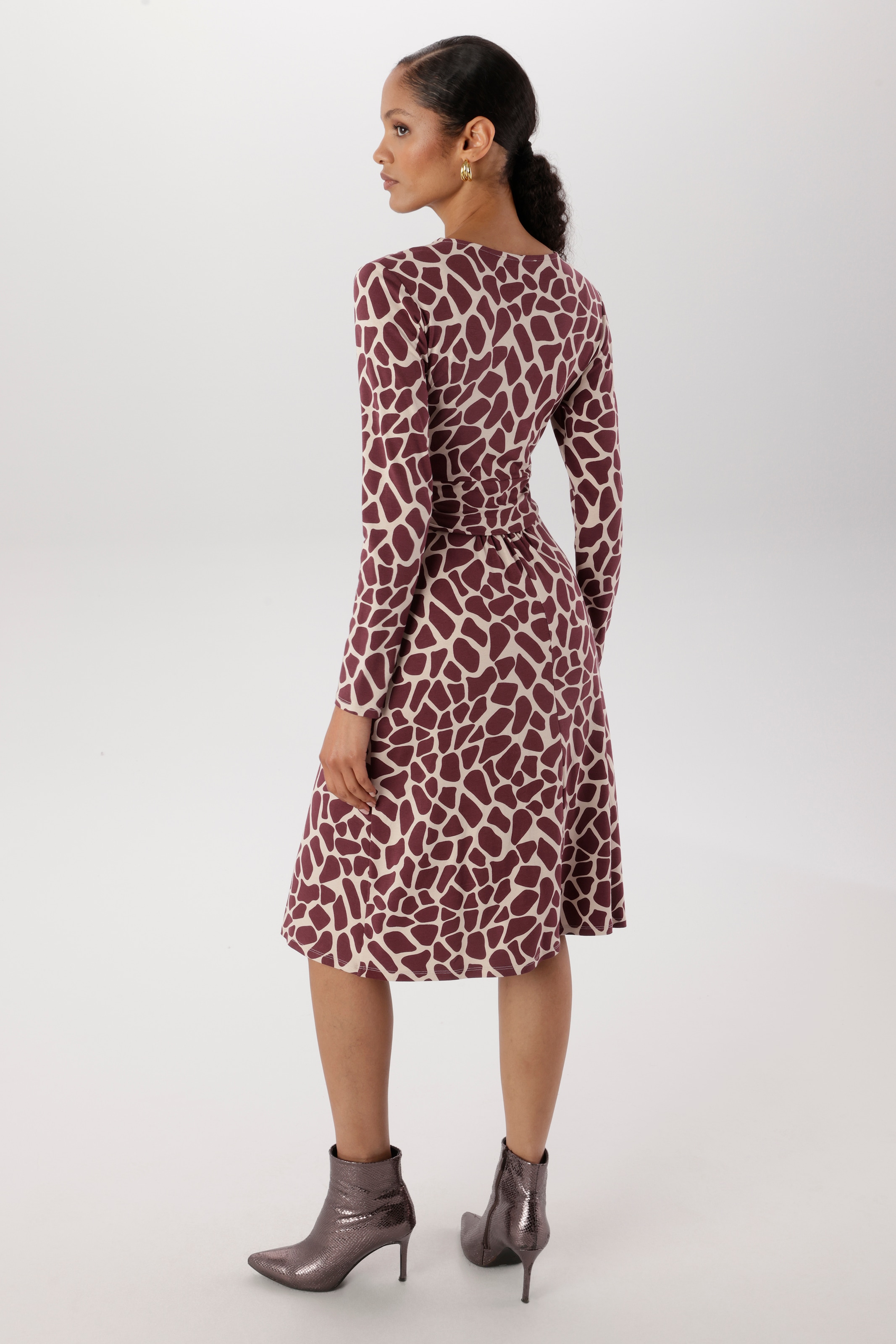 Aniston SELECTED Robe en jersey avec imprimé animalier coloré