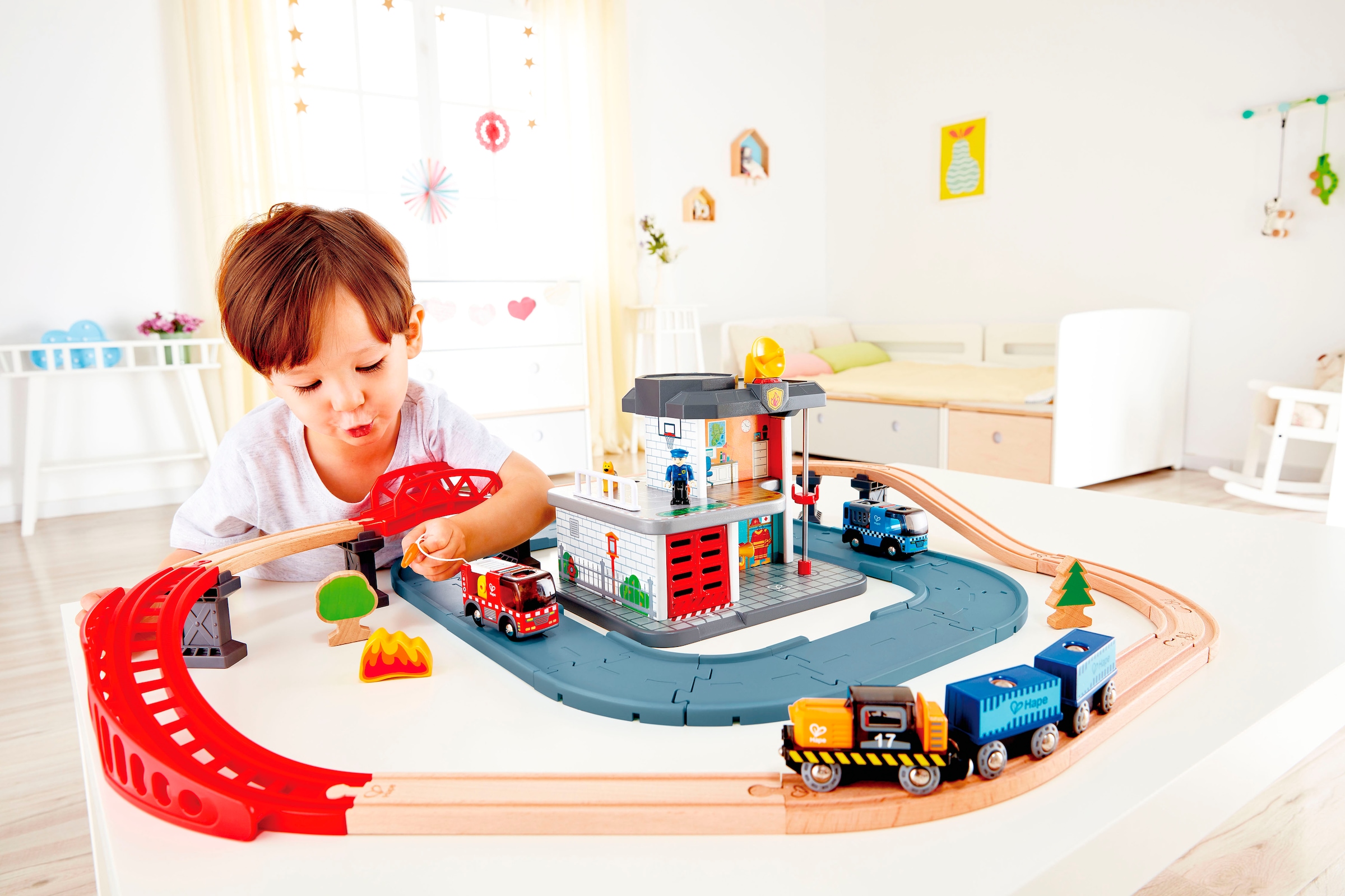 Hape Jouet pompier »Feuerwehrauto mit Sirene« mit Licht und Sound