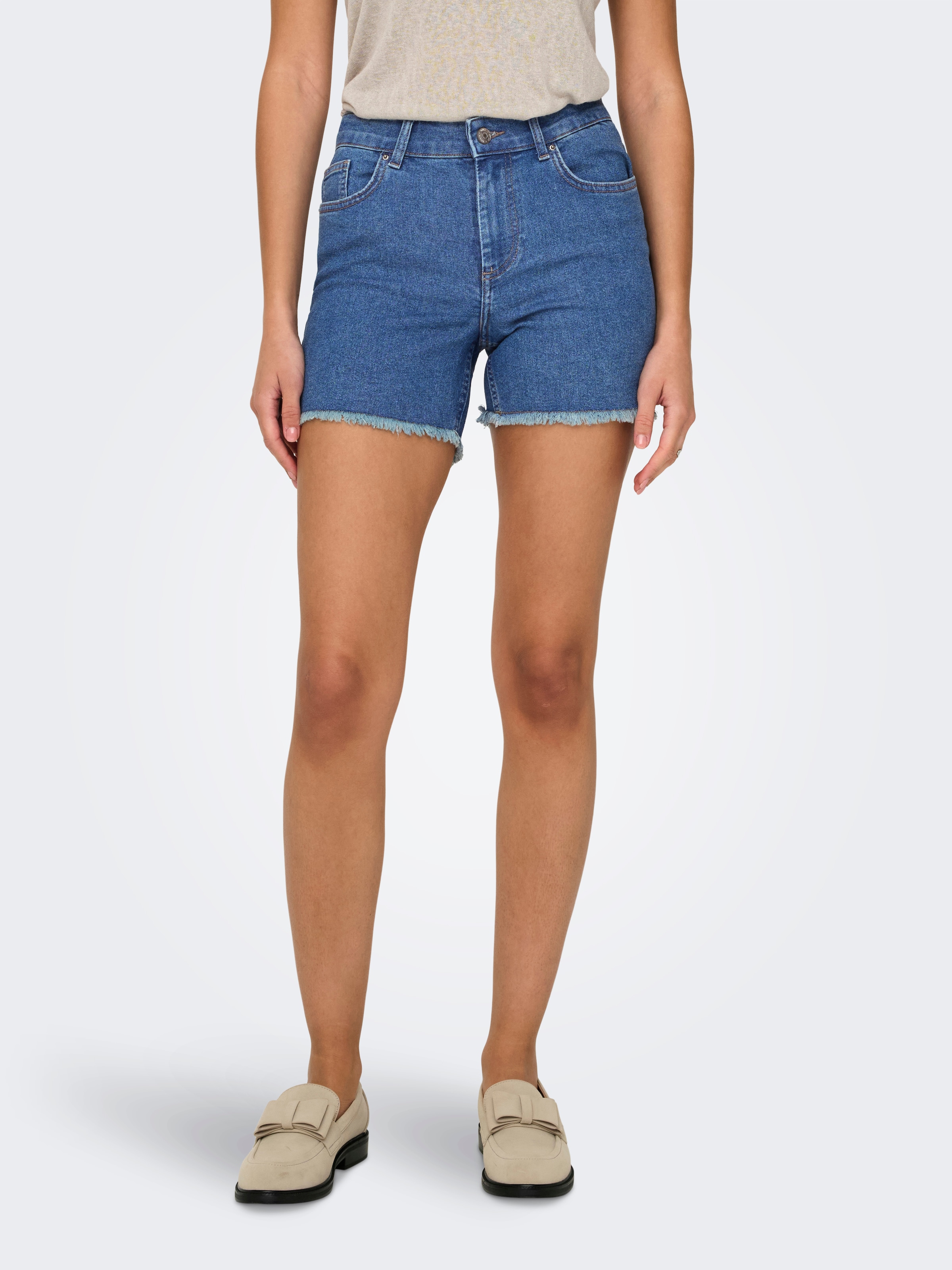ONLY Jeansshorts »ONLLAURA MID WAIST SHORT RW BOX« mit ausgefranstem Saum
