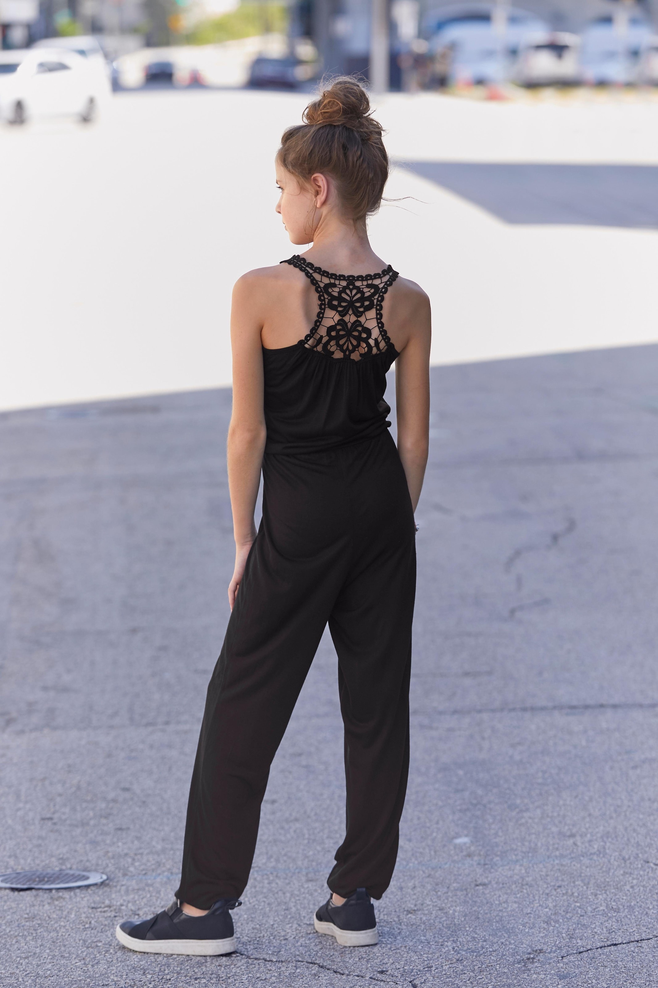 Image of KIDSWORLD Overall ", Jumpsuit mit aufwendiger Spitze im Rücken" mit Spitzeneinsatz im Rücken