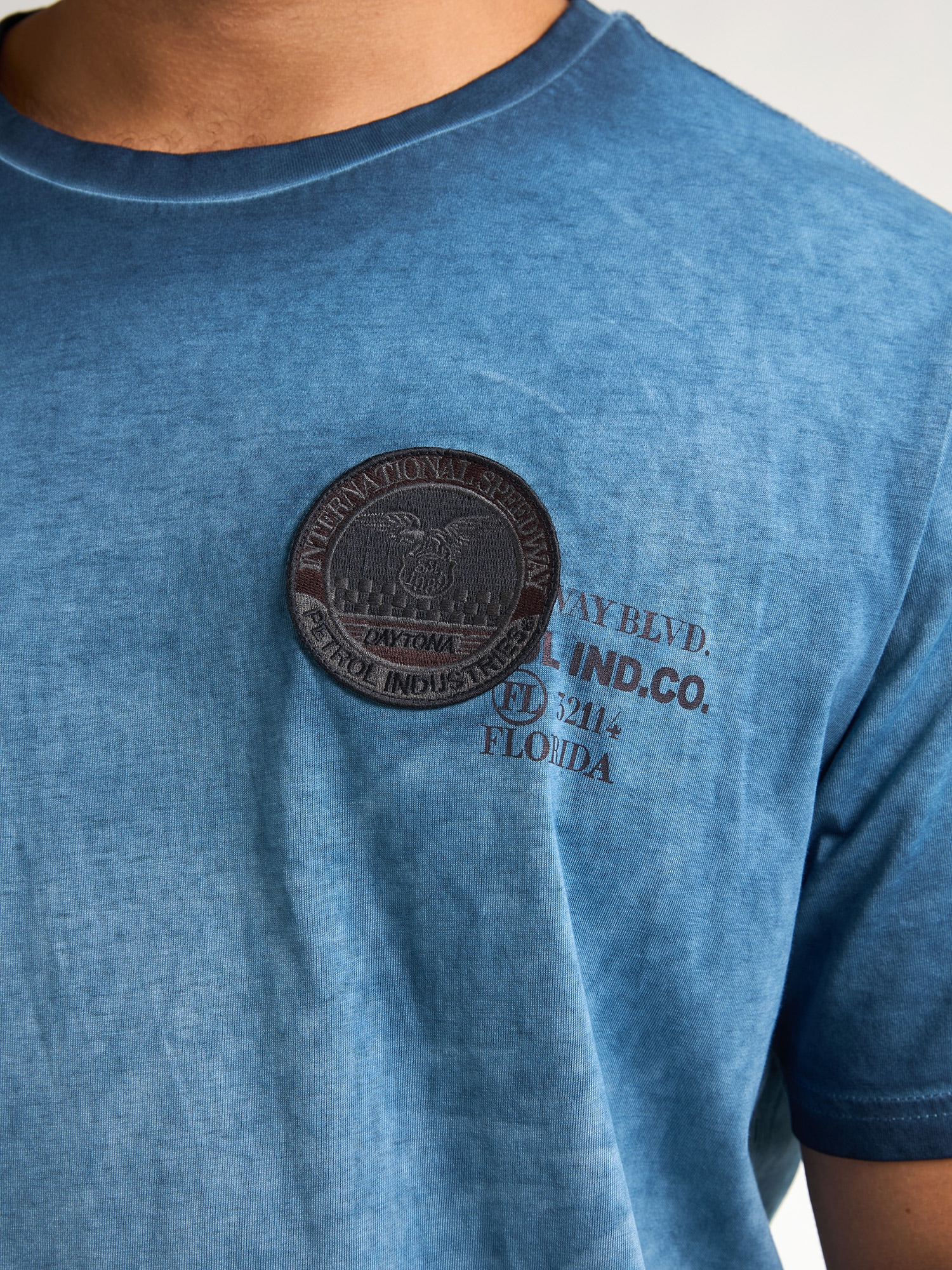 Petrol Industries Shirt à col rond mit Logo Stickerei