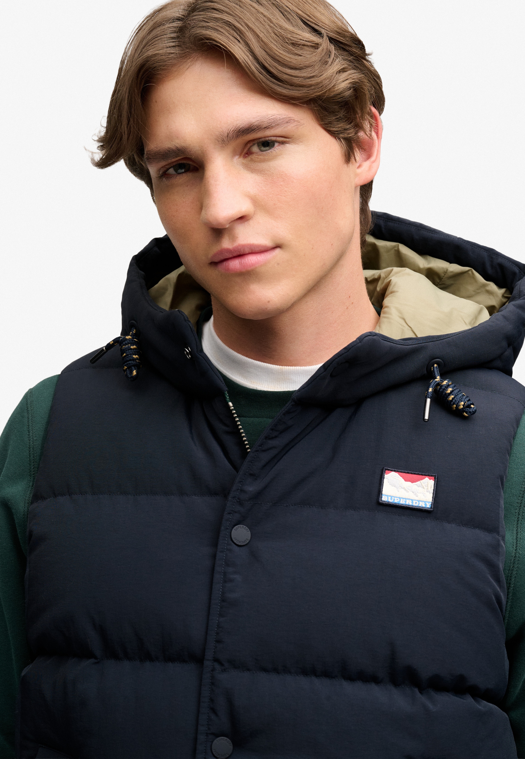 Superdry Steppweste »HOOD SHORT EVEREST GILET« Regular Fit, mit Reissverschluss, aus Nylon und Kunstfaser
