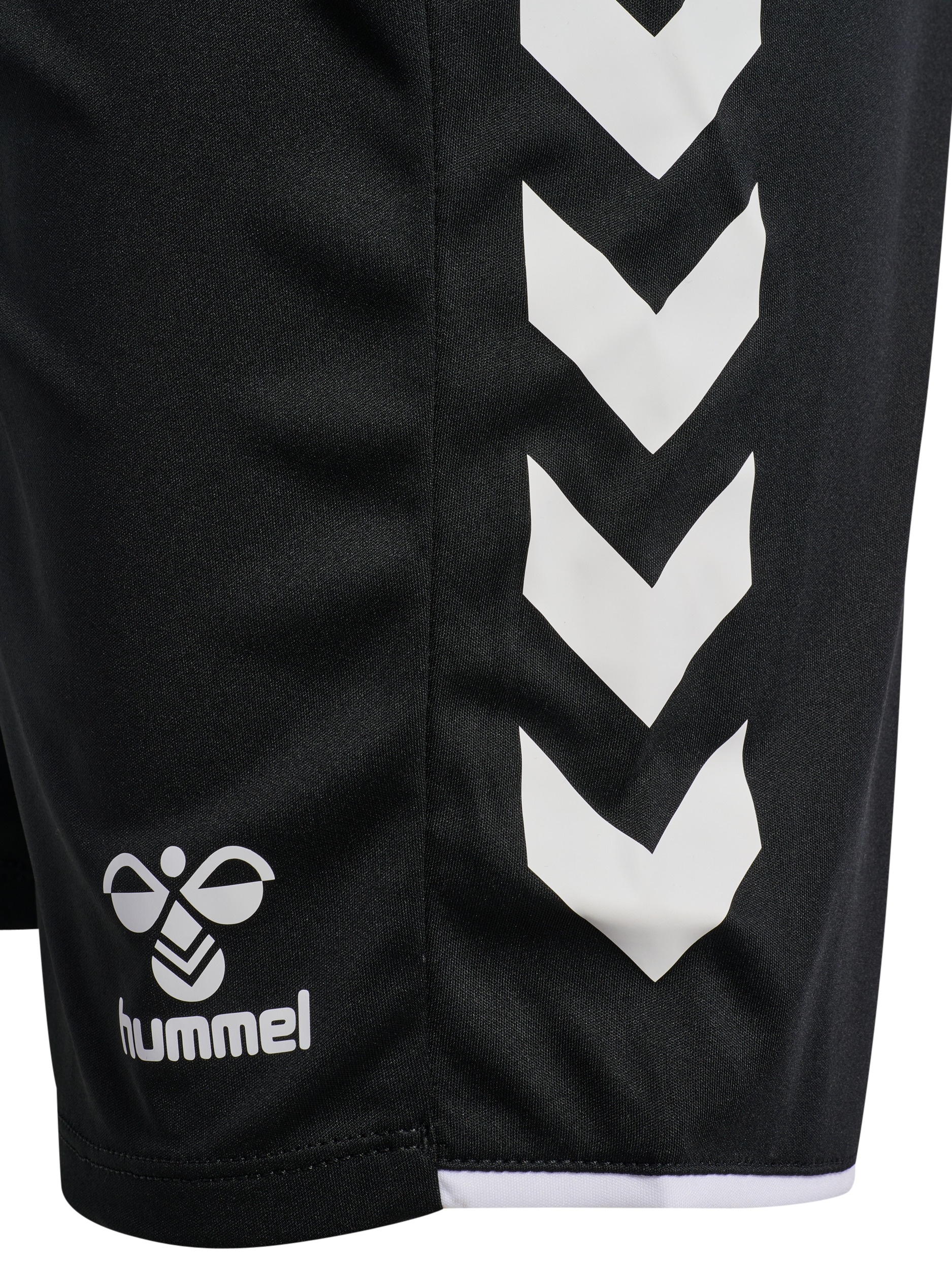 hummel Trainingsshorts »HMLCORE 2.0 SHORTS«  mit Seitentaschen, schnelltrocknend, atmungsaktiv, aus Interlock-Stoff