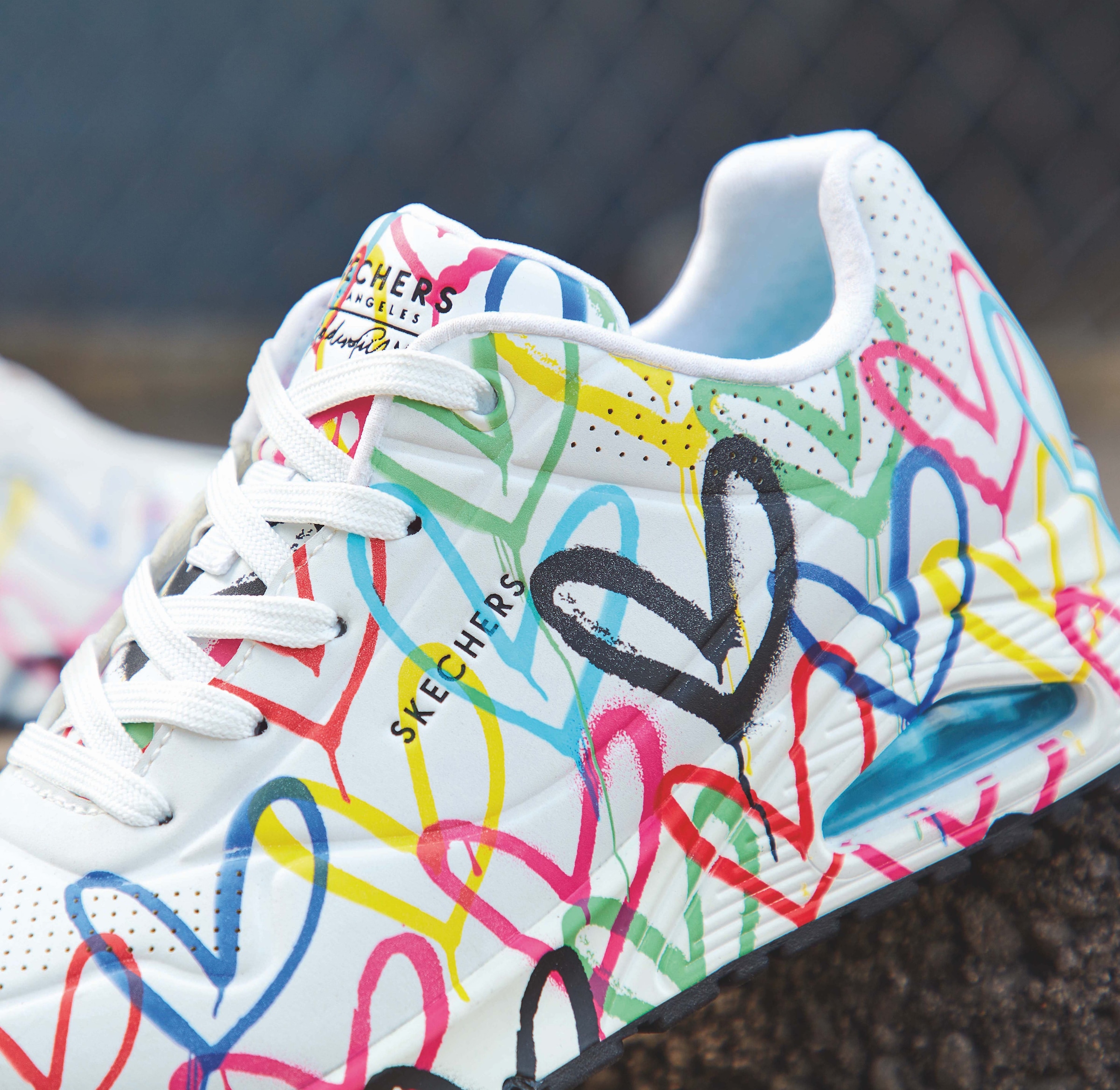 Skechers Wedgesneaker »UNO-SPREAD THE LOVE«, Freizeitschuh, Halbschuh, Schnürschuh mit auffälligem Graffiti-Print