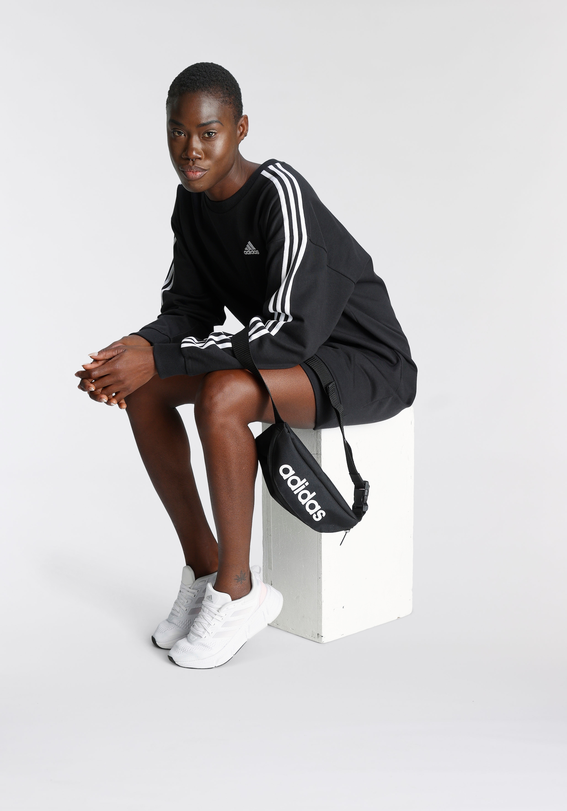 Trouver KLEID« »ESSENTIALS Shirtkleid adidas sur Sportswear 3-STREIFEN CREW