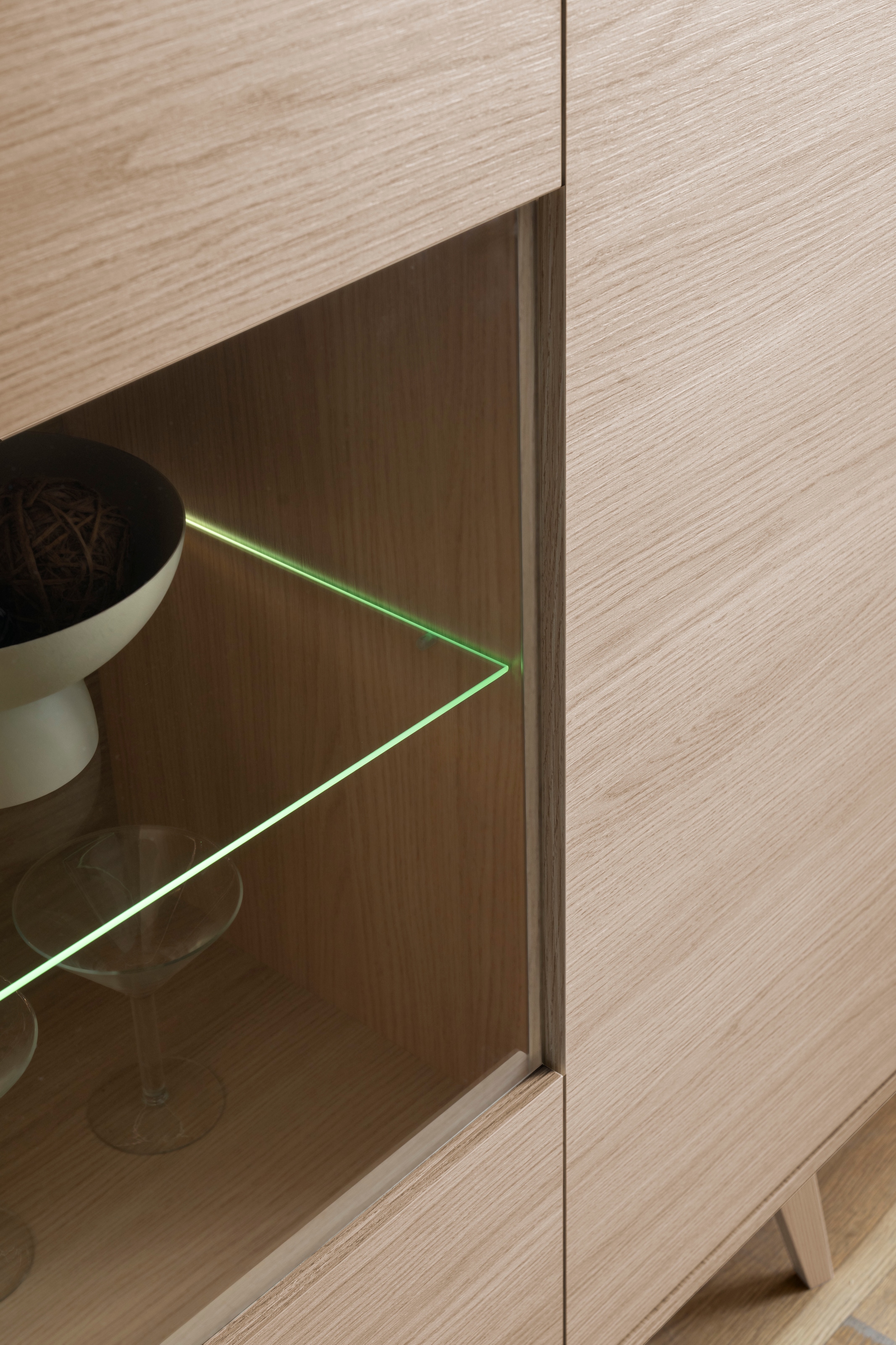 Home affaire Vitrine »Torsby, moderne Glasvitrine, Stauraumelement, Schrank« abgerundete Ecken, ausreichend Stauraum, vielseitig einsetzbar