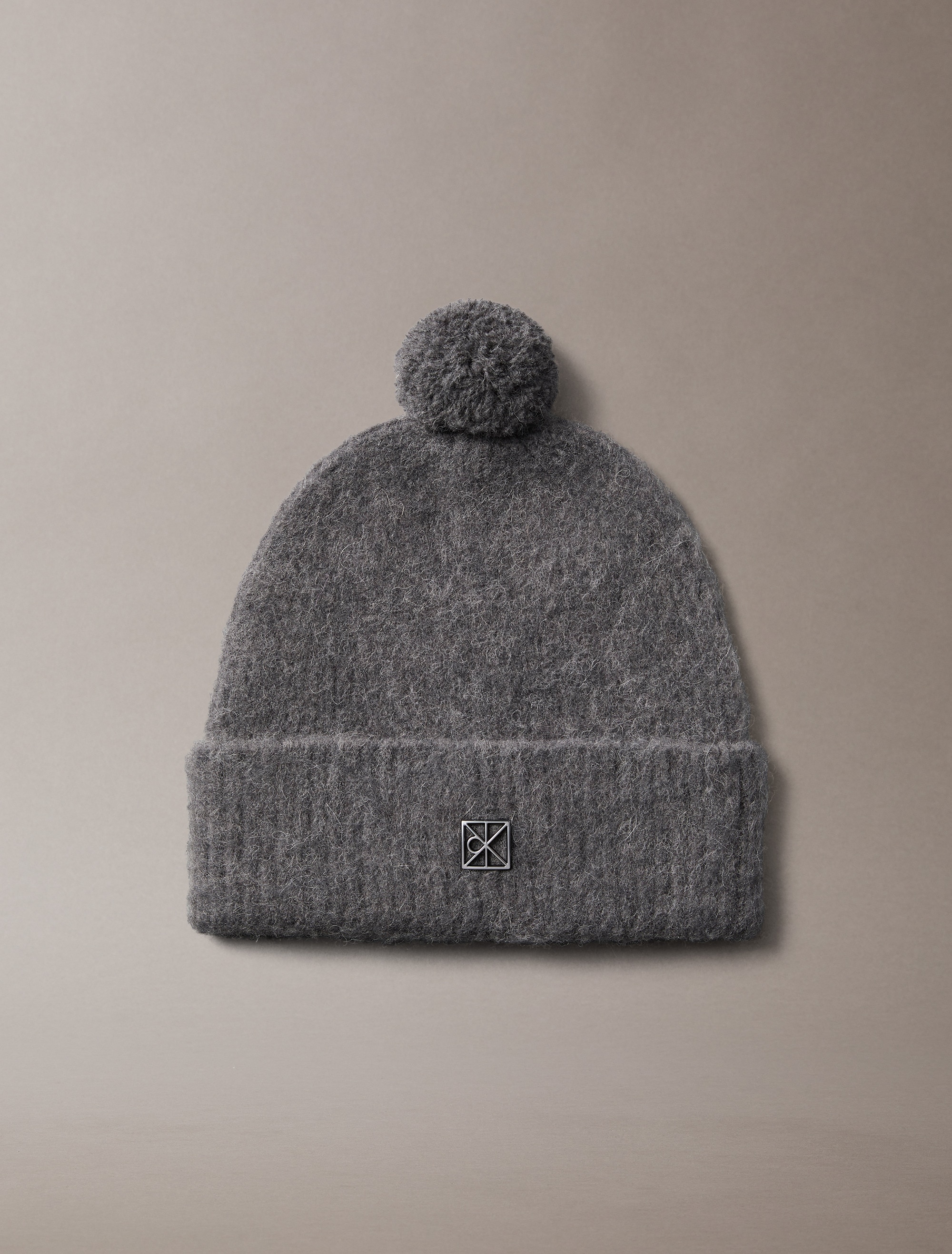 Image of Calvin Klein Bommelmütze "EMBLEM BRUSHED POMPOM BEANIE" Perfekt für den Alltag