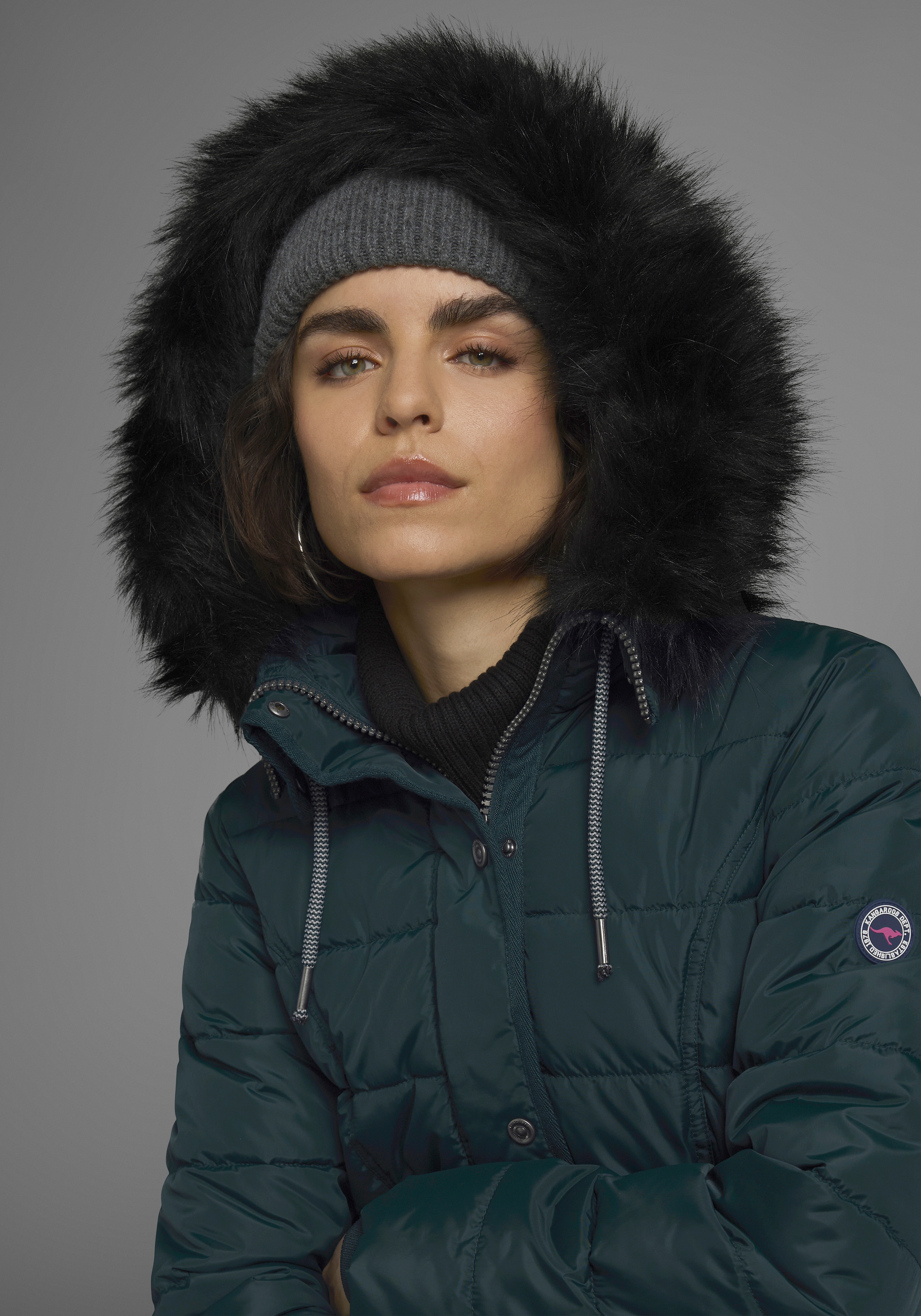 KangaROOS Steppjacke, mit Kapuze, figurbetonter Schnitt, mit Reissverschlusstaschen